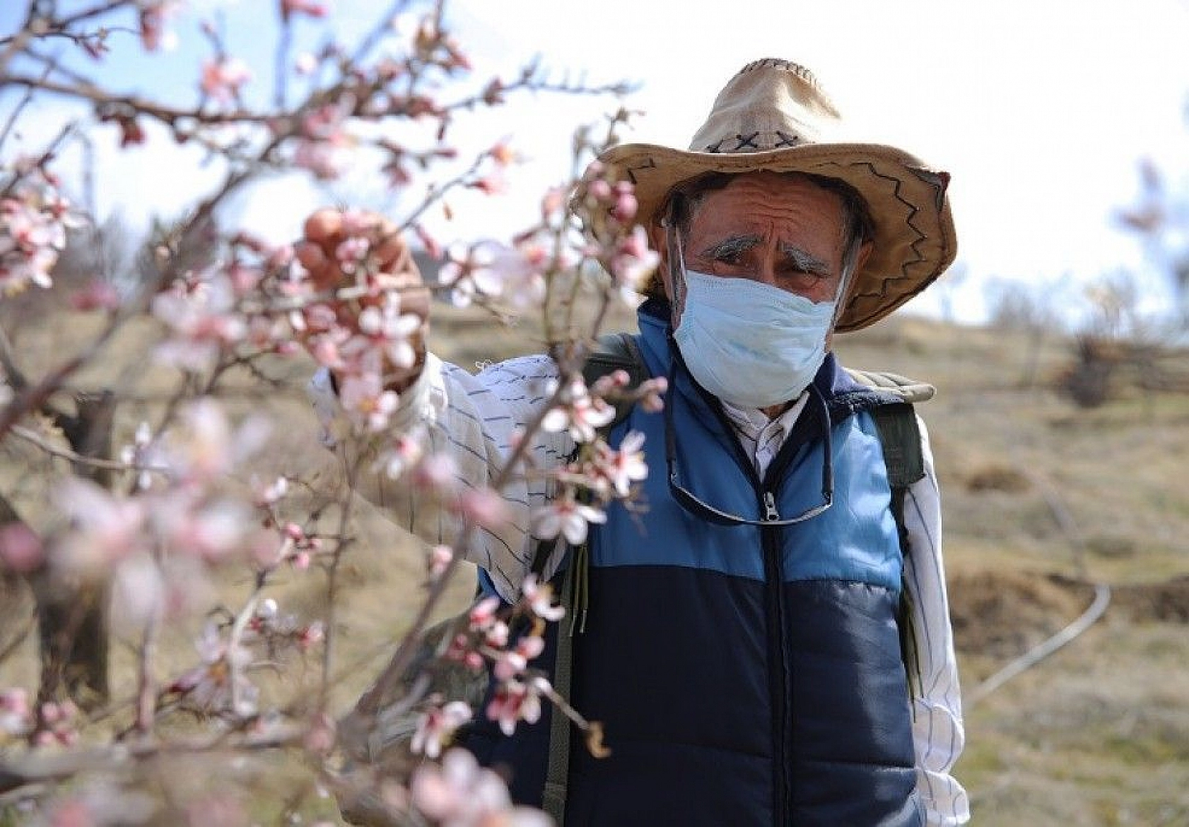 Adada çiçekler açtı