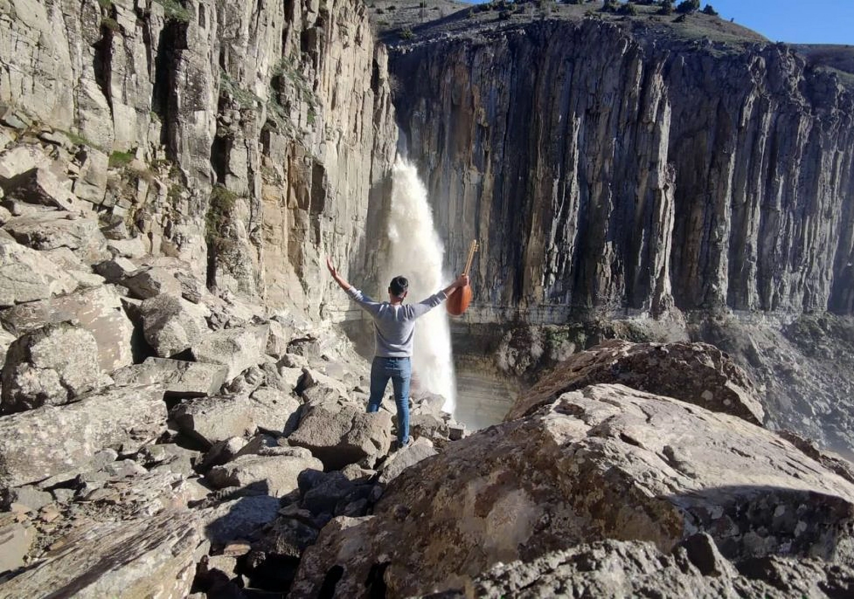 Devasa büyüklükteki kayanın göbeğinden akan şelale, heybeti ve güzelliğiyle ilgi odağı oldu