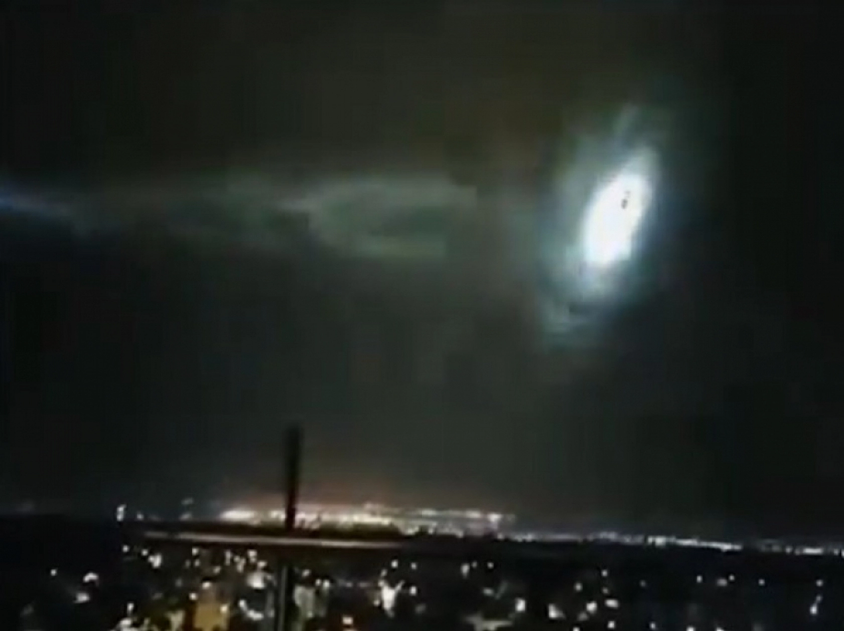 Videoyu izleyenler 'bir bu eksikti' diyor! Adeta gökyüzüne delik açıldı 