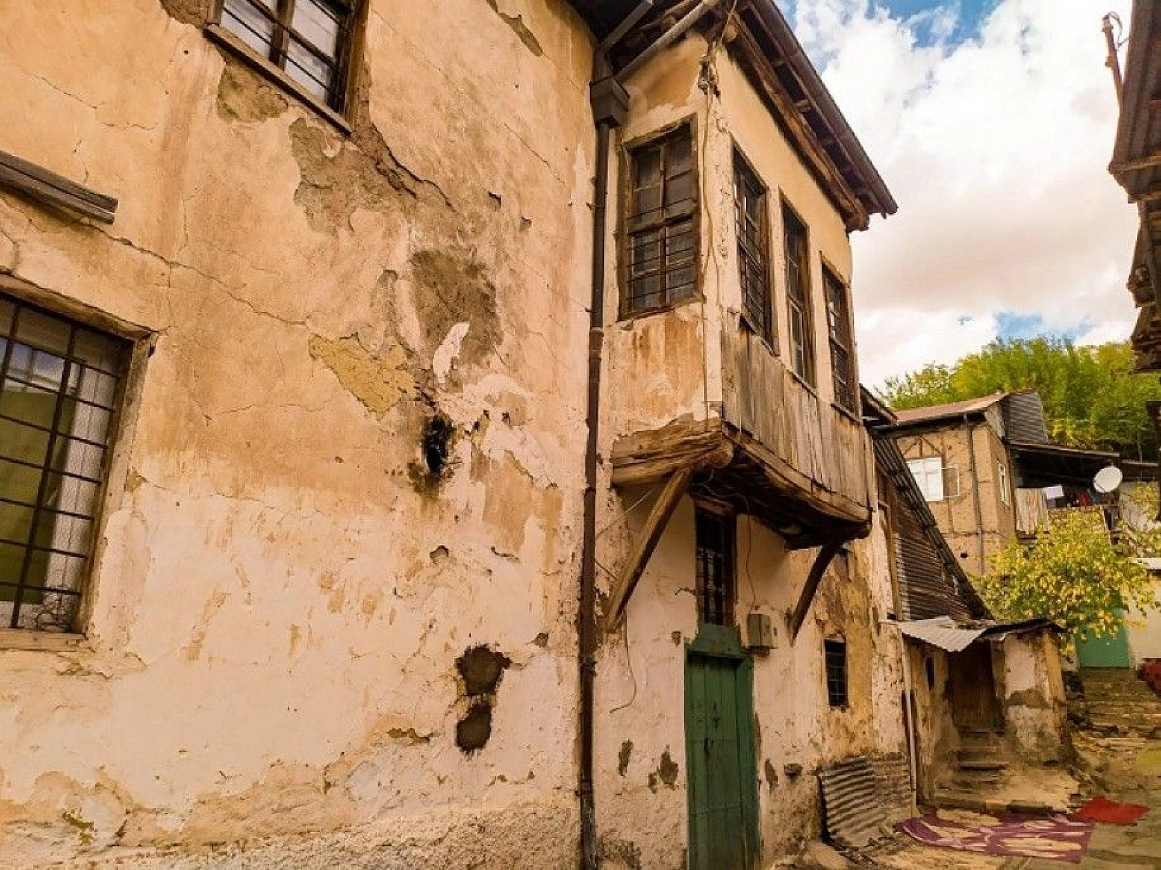 Hüseynik Mahallesi'ndeki tarihi konaklar, sonbaharla birlikte ayrı bir güzelliğe büründü