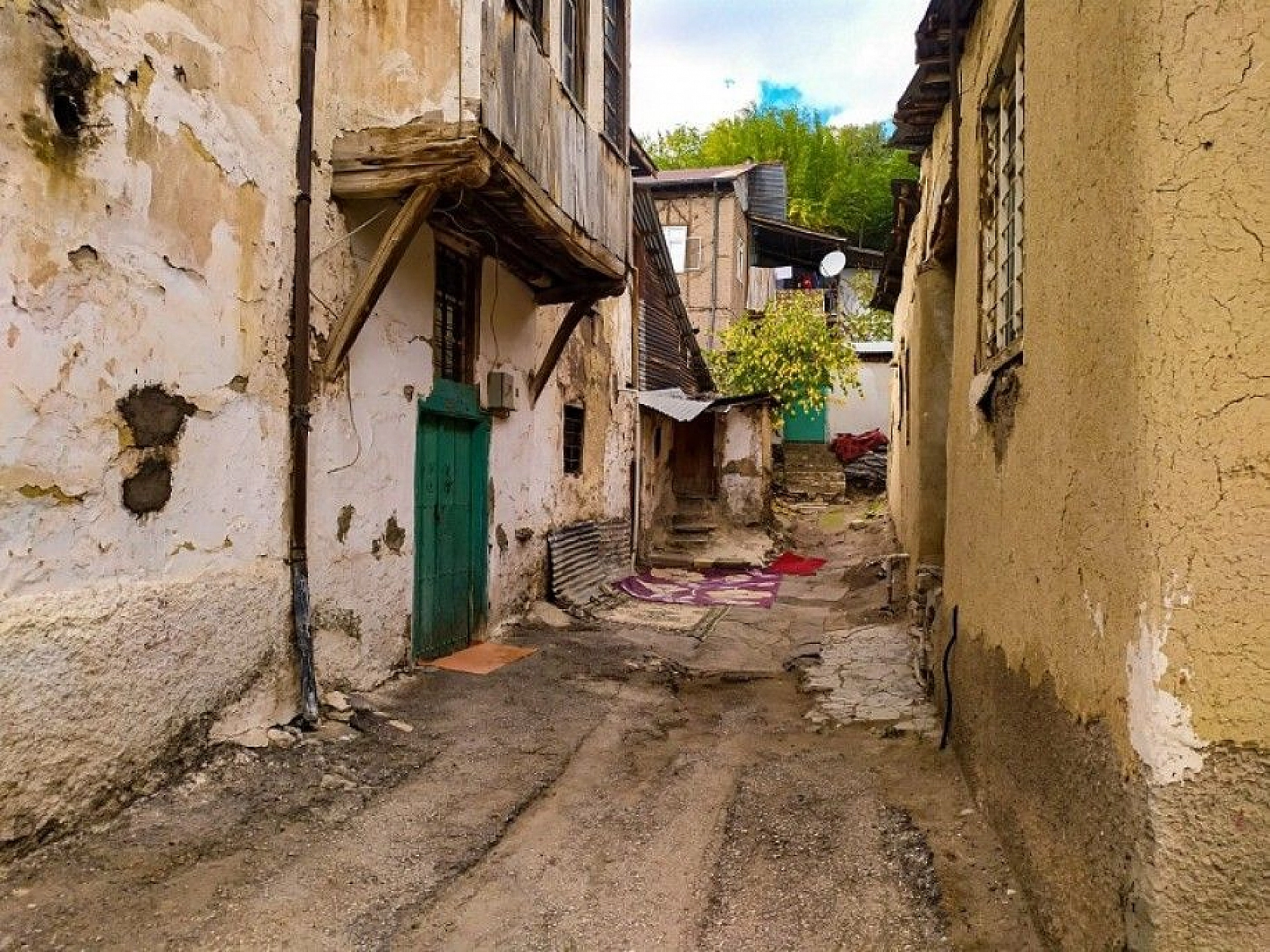 Hüseynik Mahallesi'ndeki tarihi konaklar, sonbaharla birlikte ayrı bir güzelliğe büründü