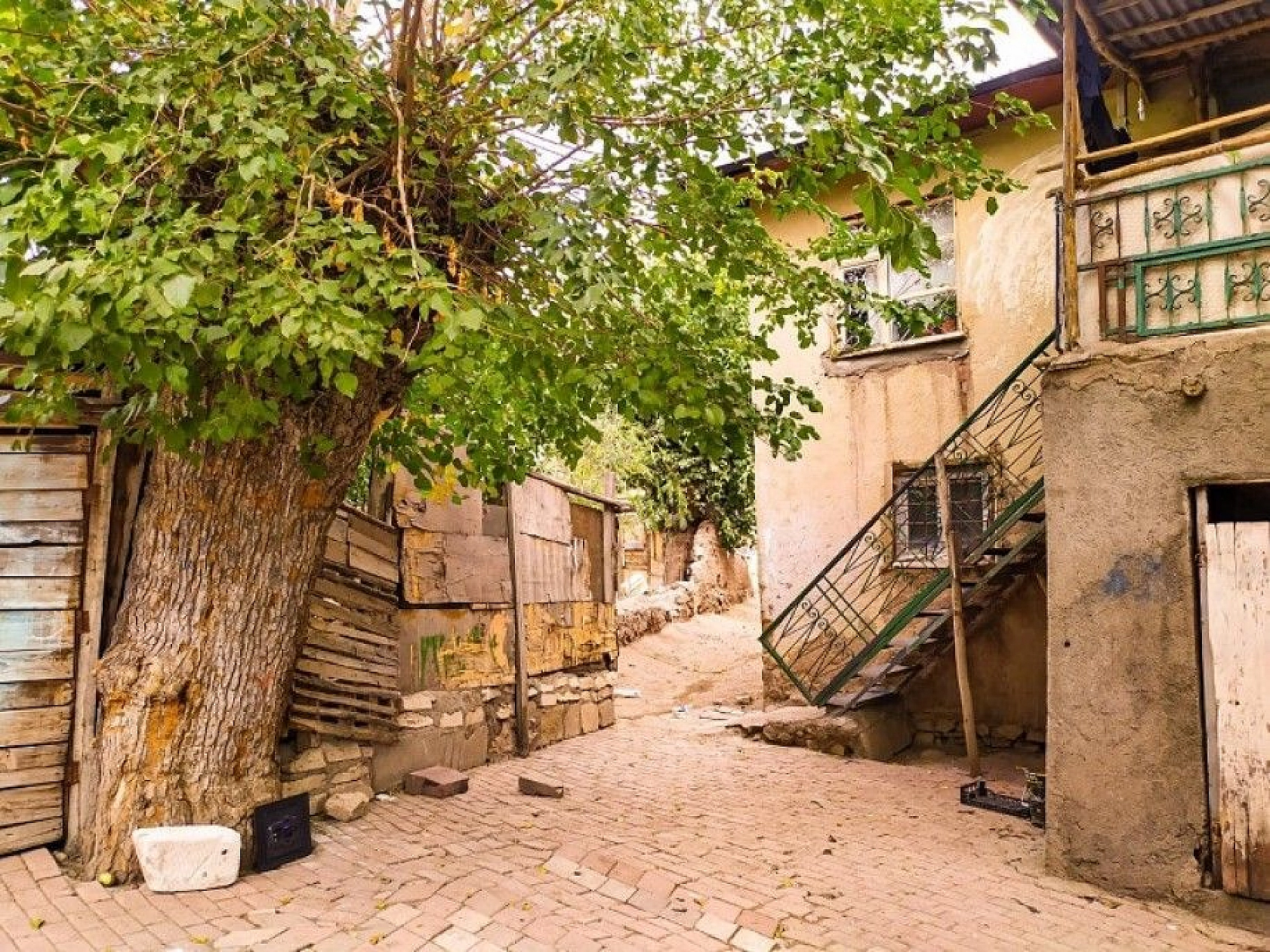 Hüseynik Mahallesi'ndeki tarihi konaklar, sonbaharla birlikte ayrı bir güzelliğe büründü