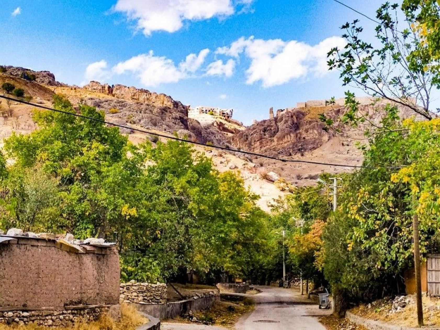 Hüseynik Mahallesi'ndeki tarihi konaklar, sonbaharla birlikte ayrı bir güzelliğe büründü