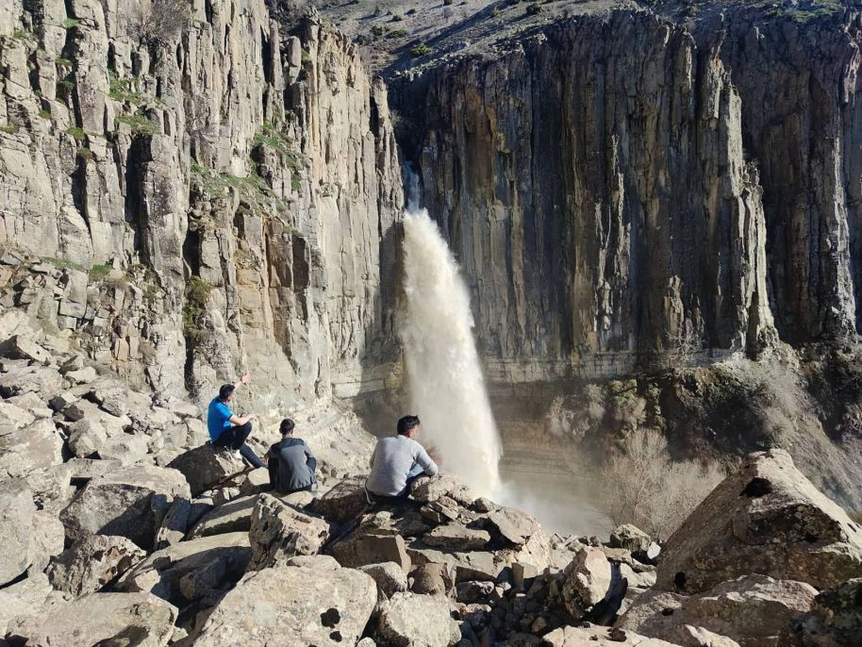 Devasa büyüklükteki kayanın göbeğinden akan şelale, heybeti ve güzelliğiyle ilgi odağı oldu