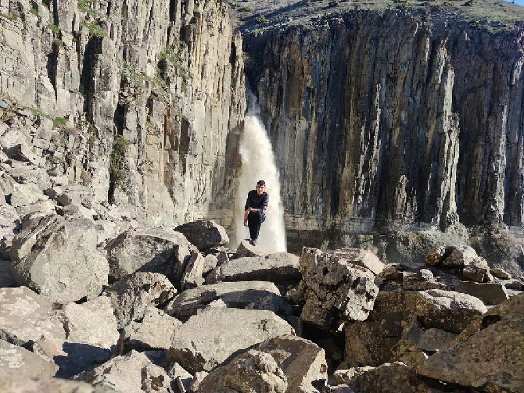 Devasa büyüklükteki kayanın göbeğinden akan şelale, heybeti ve güzelliğiyle ilgi odağı oldu