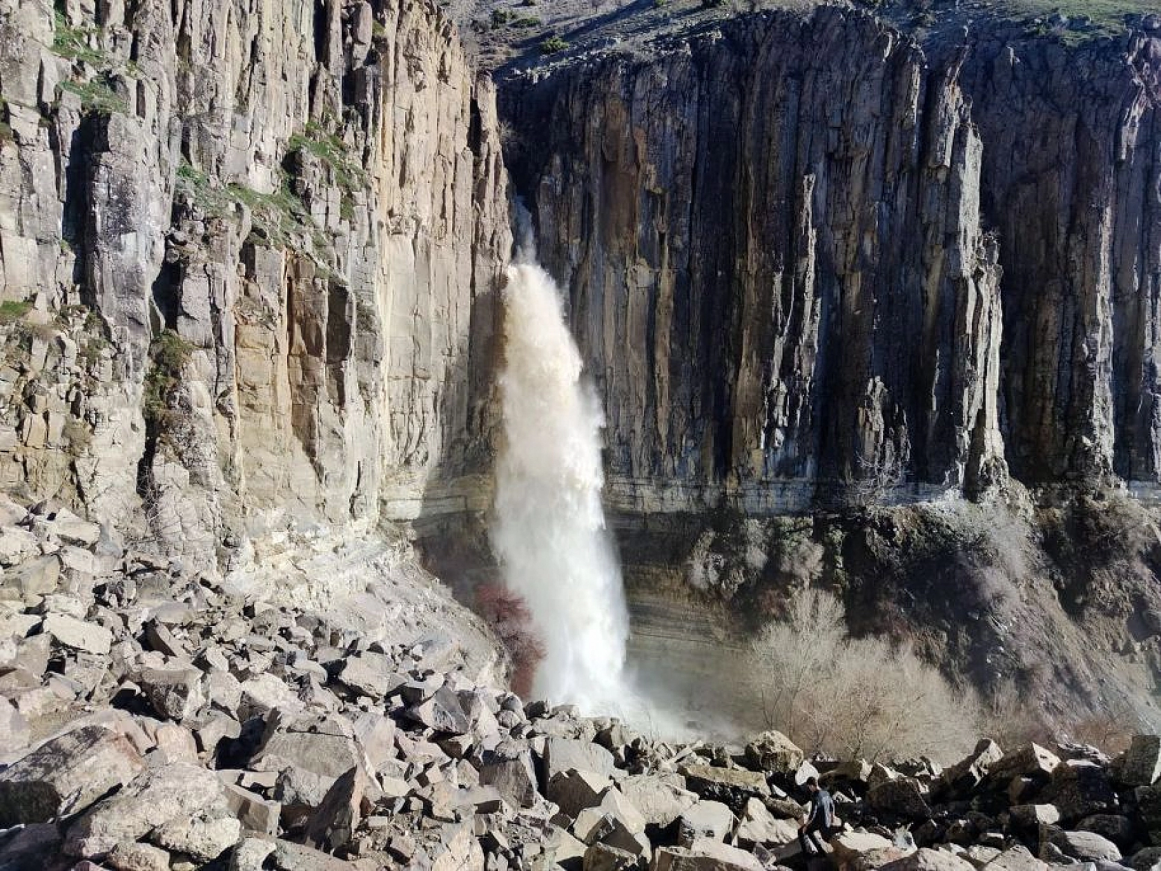 Devasa büyüklükteki kayanın göbeğinden akan şelale, heybeti ve güzelliğiyle ilgi odağı oldu
