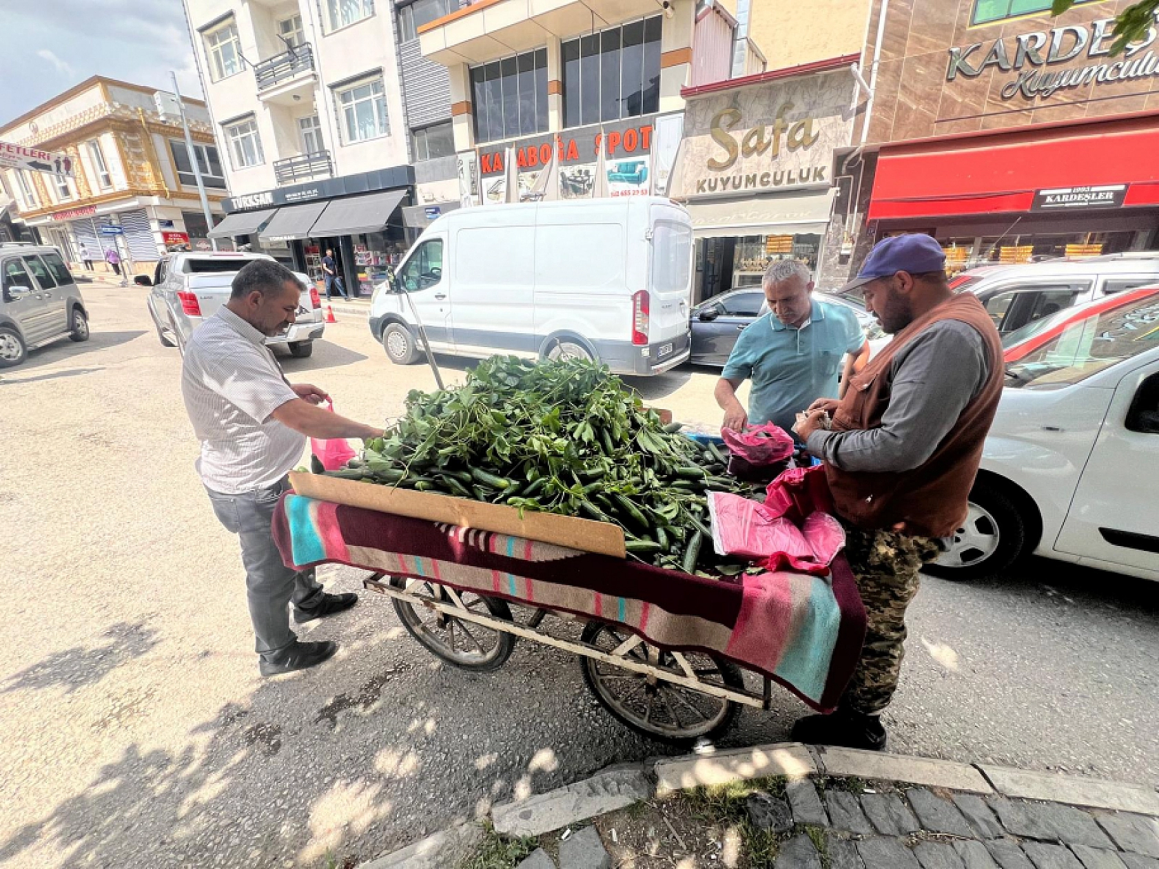 Elazığ'da Ayın En Ucuzu: Fiyatını Duyan Poşetlerini Doldurdu