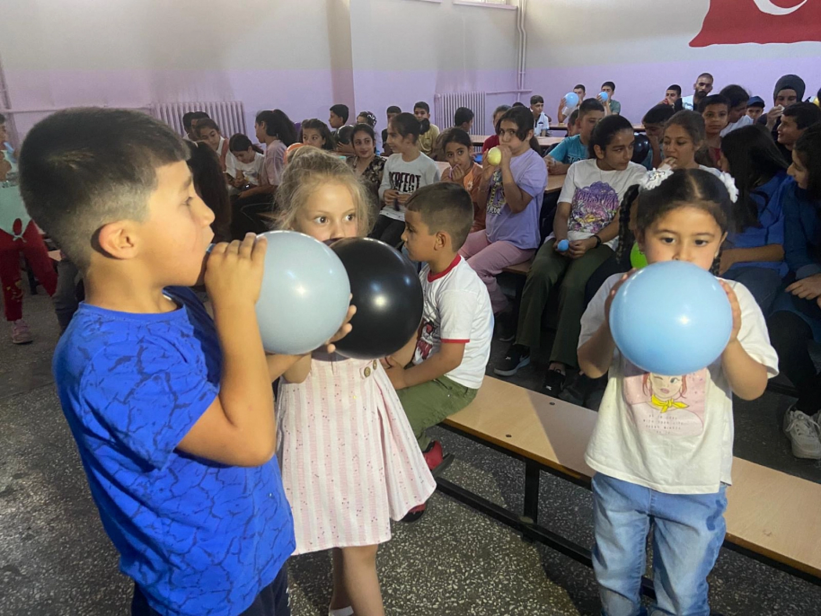 İyilik Çeşmesi Derneği'nden Mustafa Bilbay İlkokulu ve Ortaokulu Öğrencilerine Karne Hediyesi