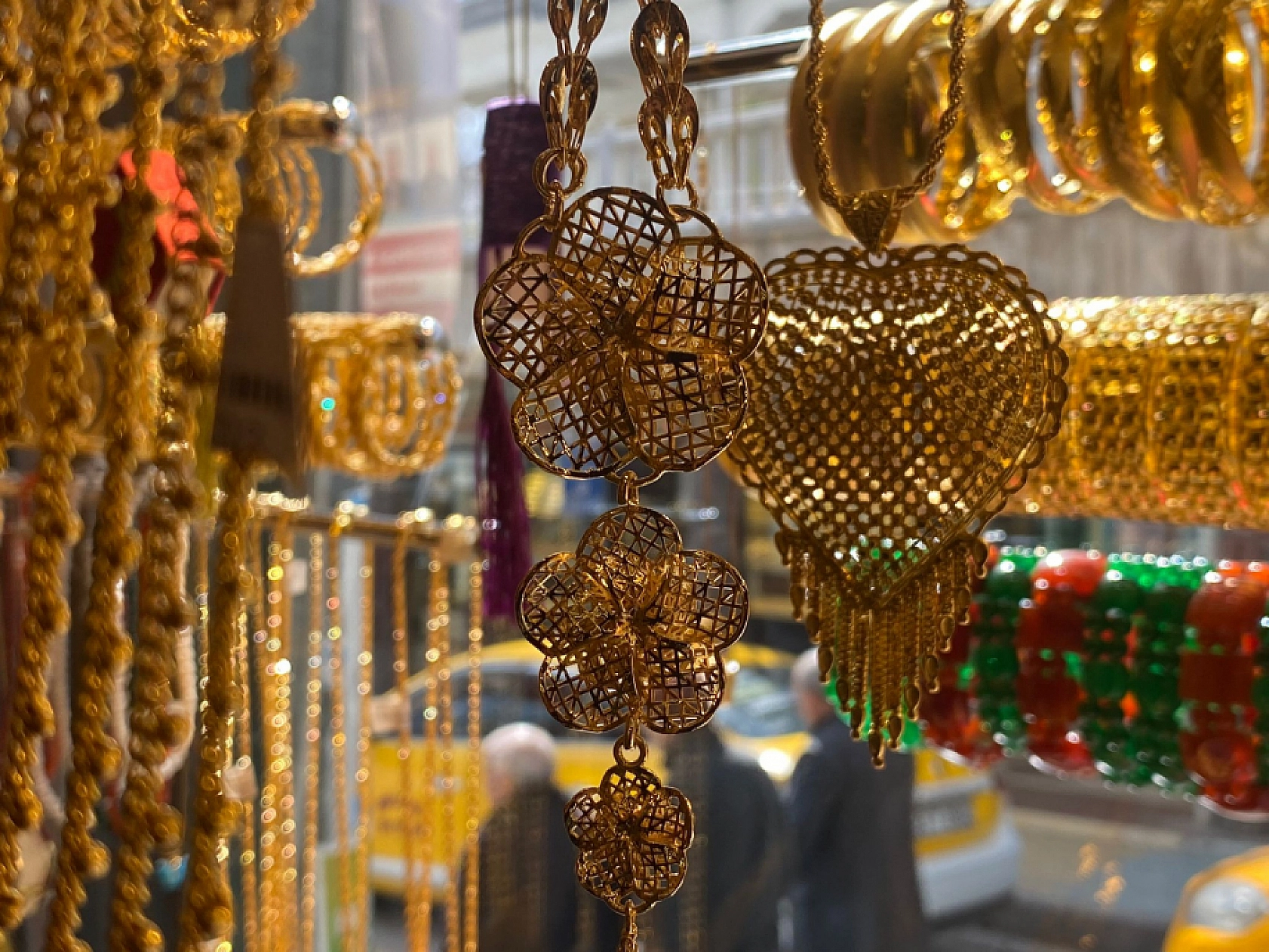 Elazığlılar Alamıyor, Sadece Bakıyor