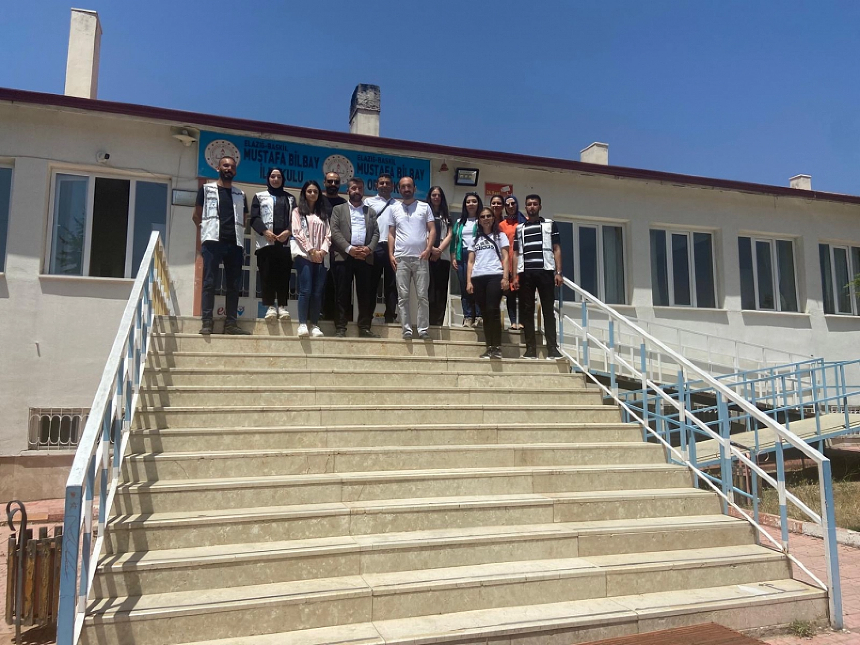 İyilik Çeşmesi Derneği'nden Mustafa Bilbay İlkokulu ve Ortaokulu Öğrencilerine Karne Hediyesi