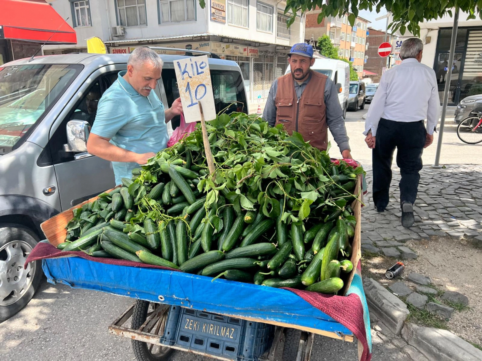 Elazığ'da Ayın En Ucuzu: Fiyatını Duyan Poşetlerini Doldurdu