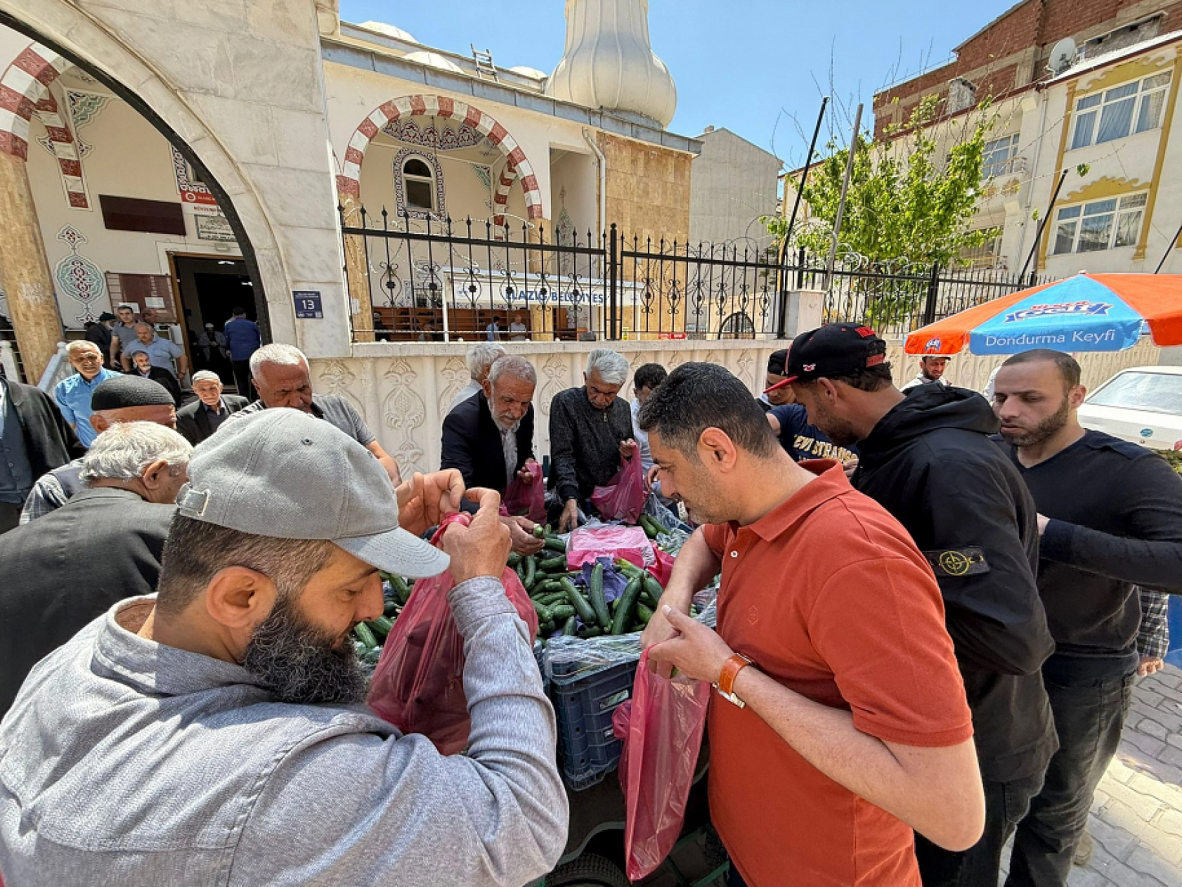 Elazığ'da 4 kilosunu 25 liradan sattı önünde kuyruklar oluştu