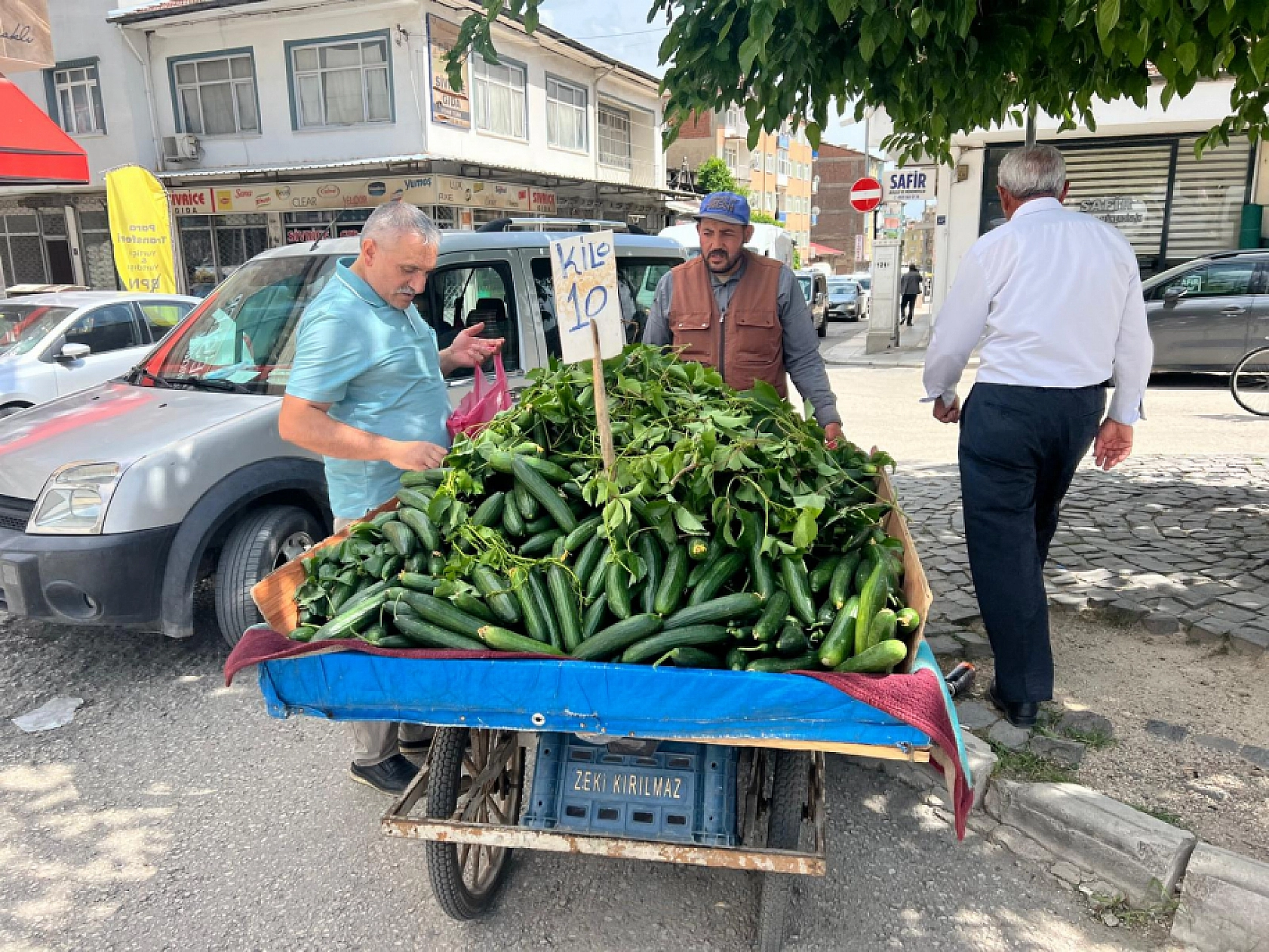 Elazığ'da Ayın En Ucuzu: Fiyatını Duyan Poşetlerini Doldurdu