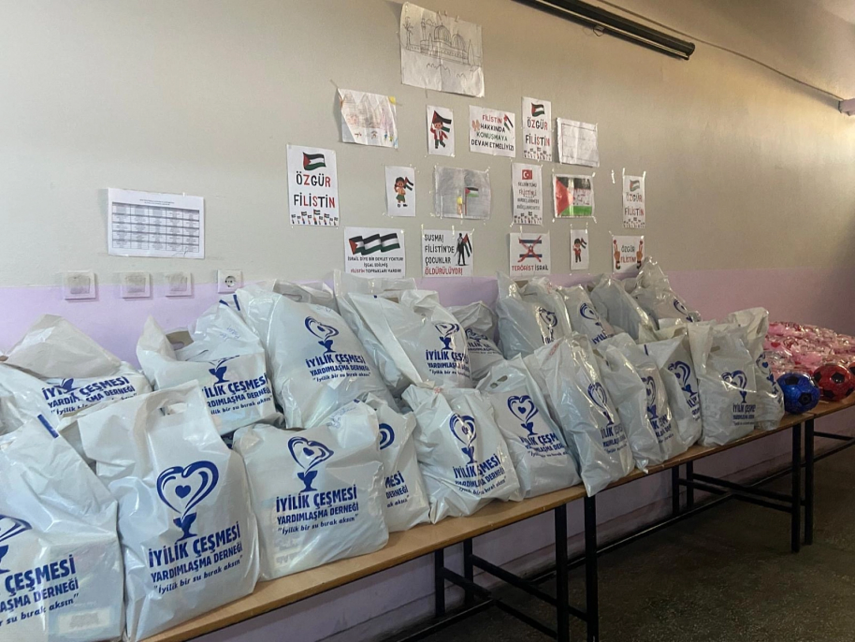 İyilik Çeşmesi Derneği'nden Mustafa Bilbay İlkokulu ve Ortaokulu Öğrencilerine Karne Hediyesi