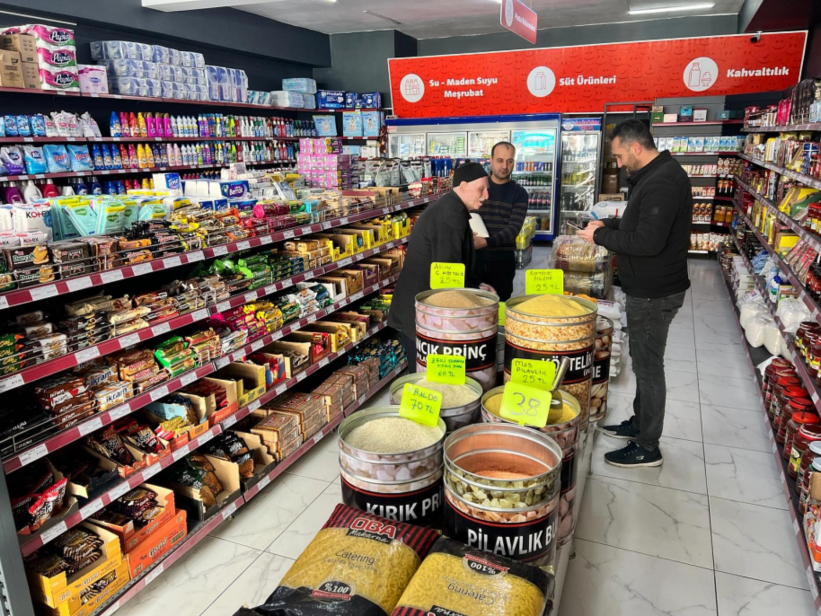 Elazığ'daki Bu Market Çıldırdı! İndirimleri Duyanlar Kapıda Kuyruk Olacak!