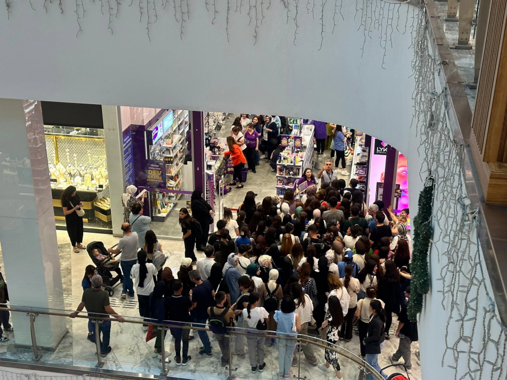 Elazığ'da Ulusal Bir Mağazanın Yaptığı Yüzde 70 İndirimi Duyan Gençler Kendilerini Kaybetti