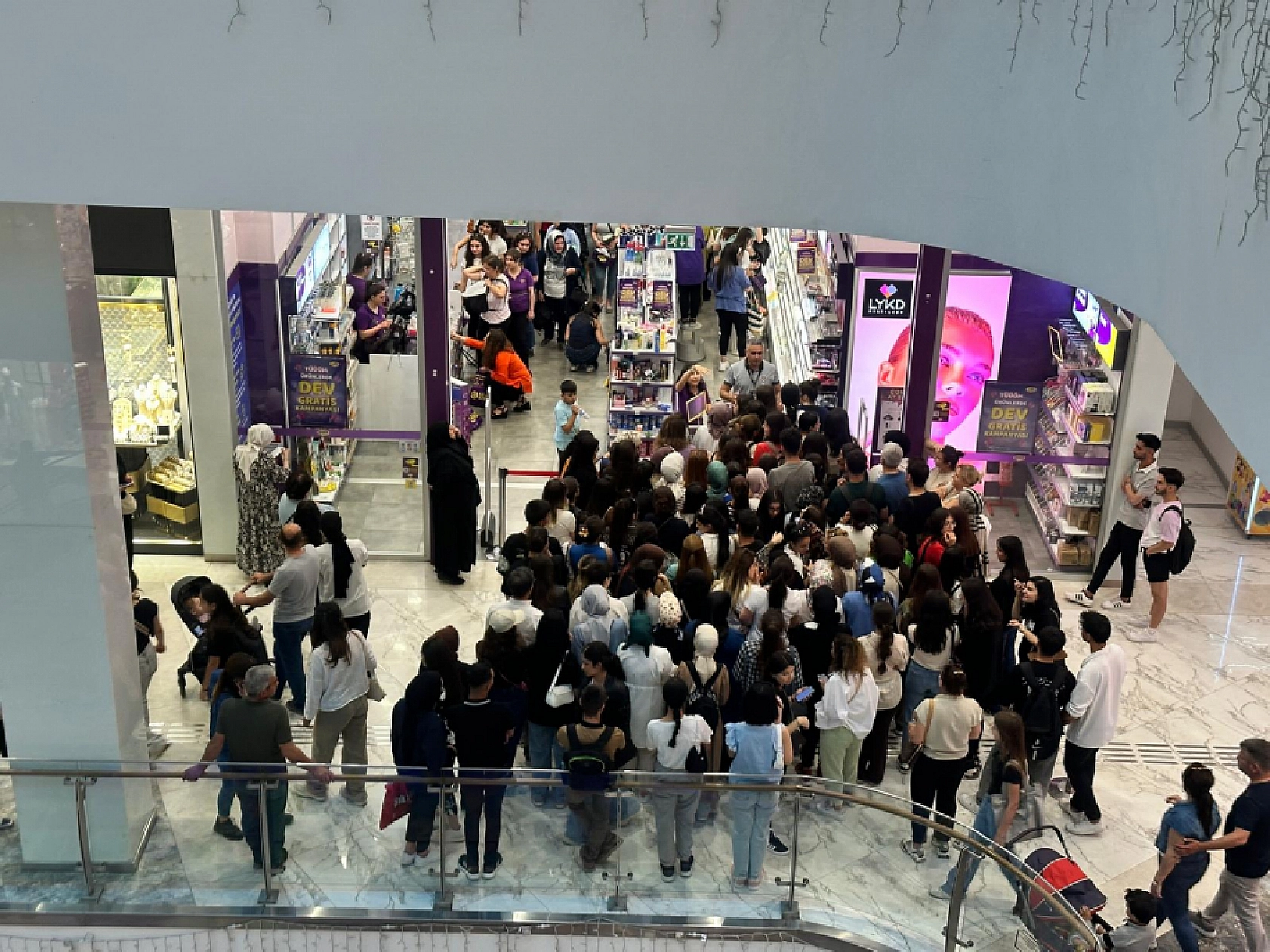 Elazığ'da Ulusal Bir Mağazanın Yaptığı Yüzde 70 İndirimi Duyan Gençler Kendilerini Kaybetti