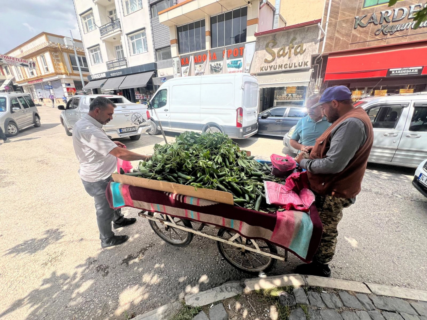 Elazığ'da Ayın En Ucuzu: Fiyatını Duyan Poşetlerini Doldurdu