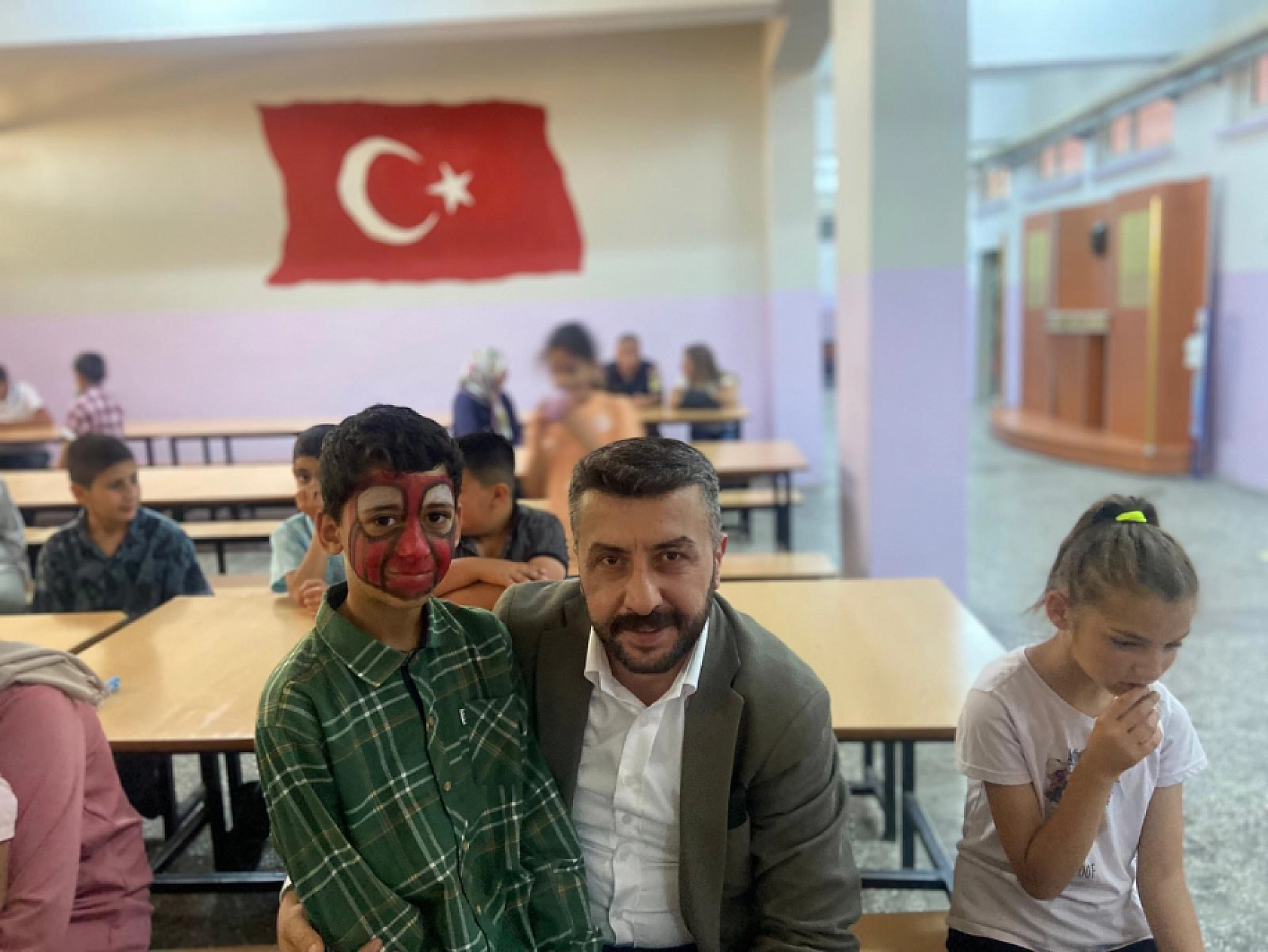 İyilik Çeşmesi Derneği'nden Mustafa Bilbay İlkokulu ve Ortaokulu Öğrencilerine Karne Hediyesi