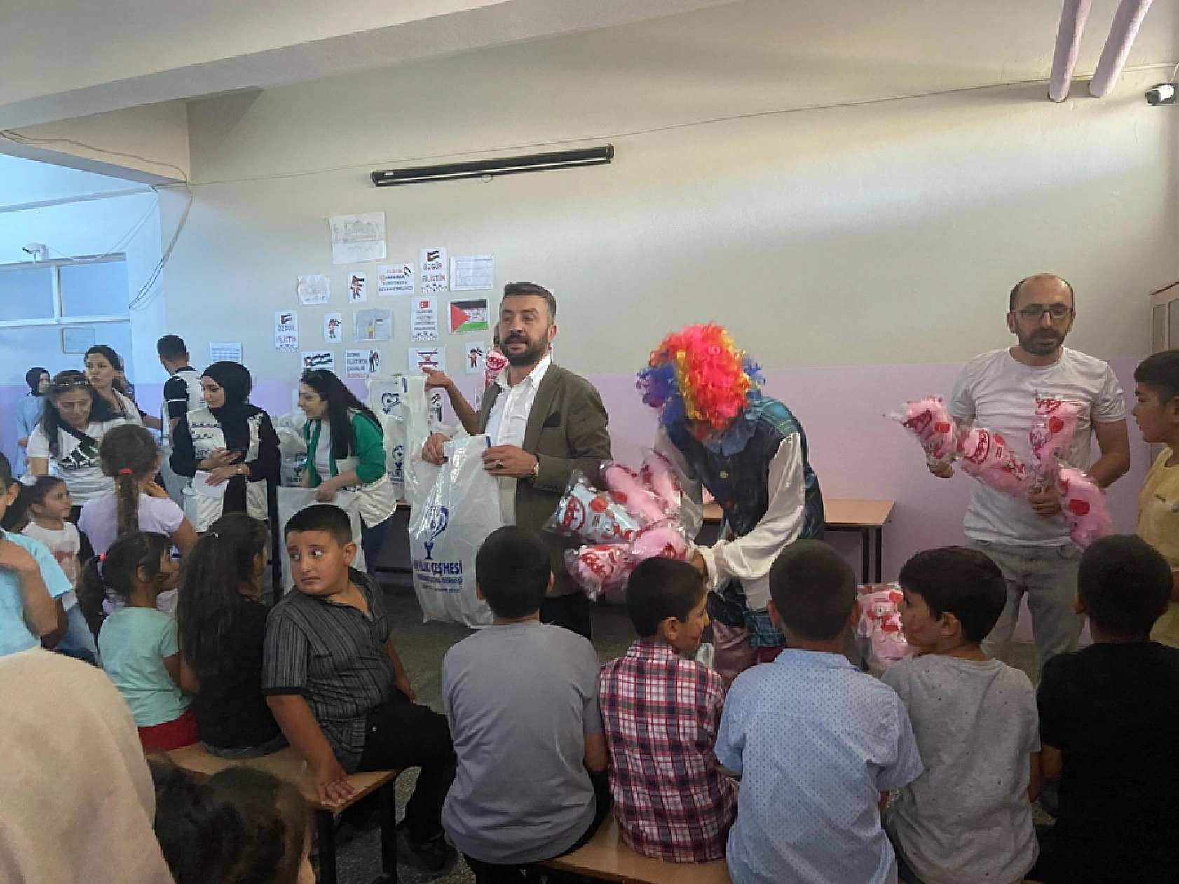 İyilik Çeşmesi Derneği'nden Mustafa Bilbay İlkokulu ve Ortaokulu Öğrencilerine Karne Hediyesi
