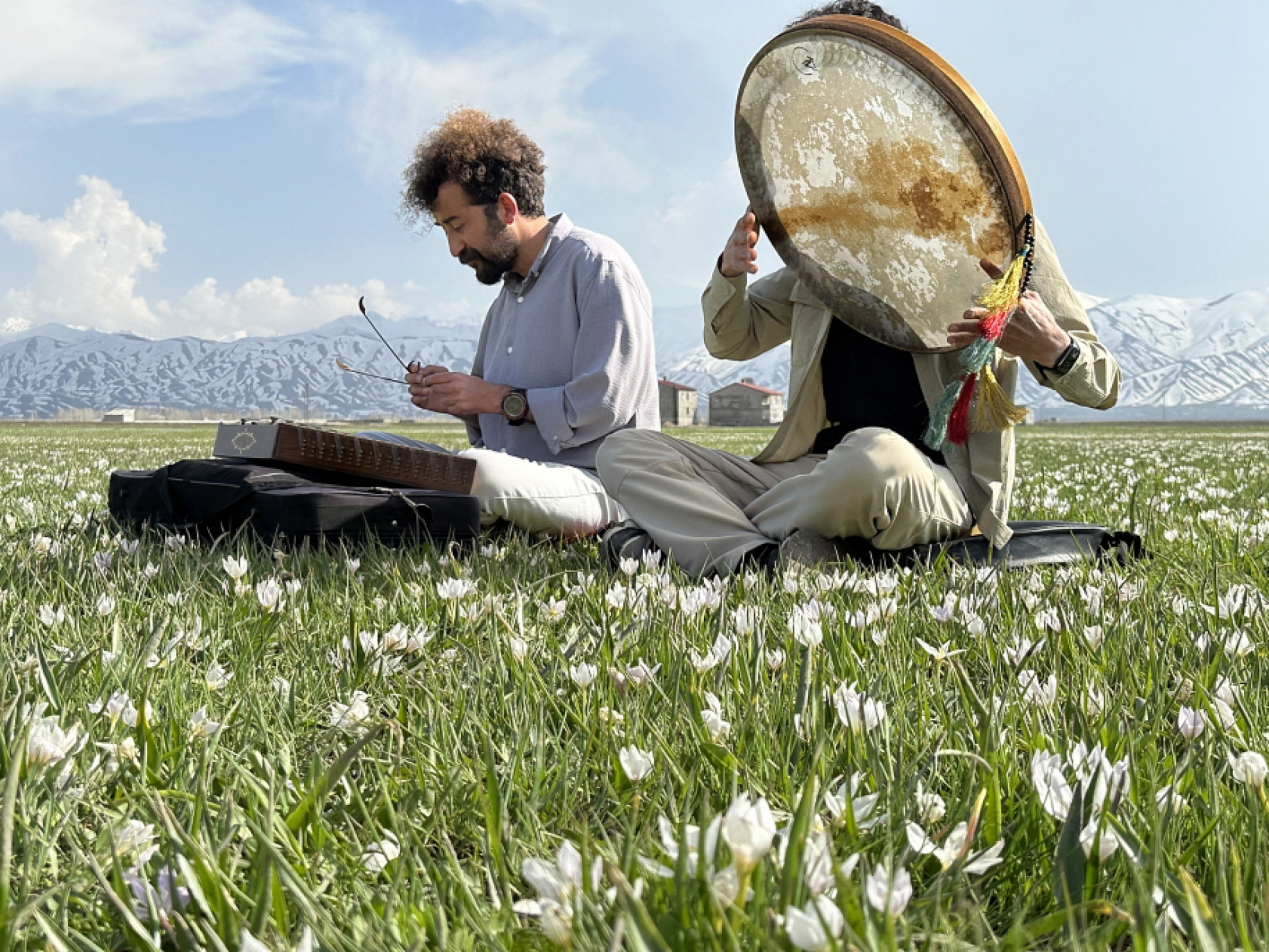İsviçre'yi Andıran Manzarada Santur Keyfi