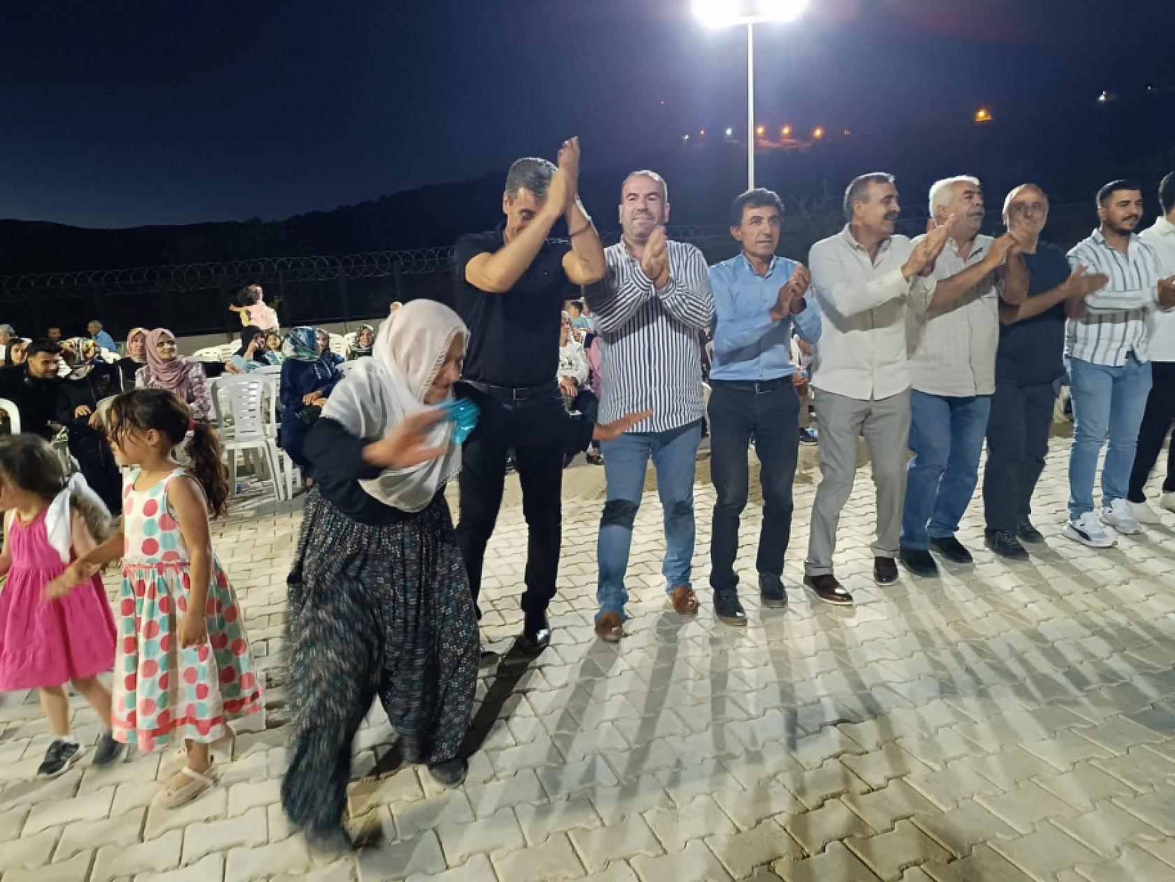 83 Yaşındaki Şerife Nene, Bitmeyen Enerjisiyle 2 Saat Halay Çekti Görenler Hayret Etti