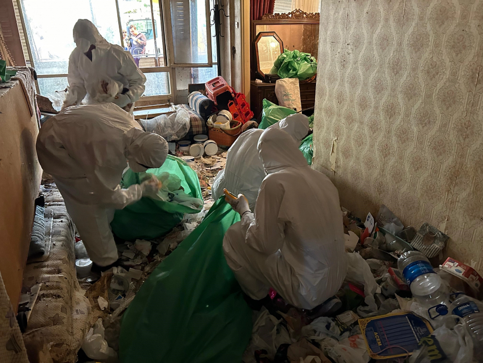 Evde 25 yıl boyunca çöp biriktirmişler