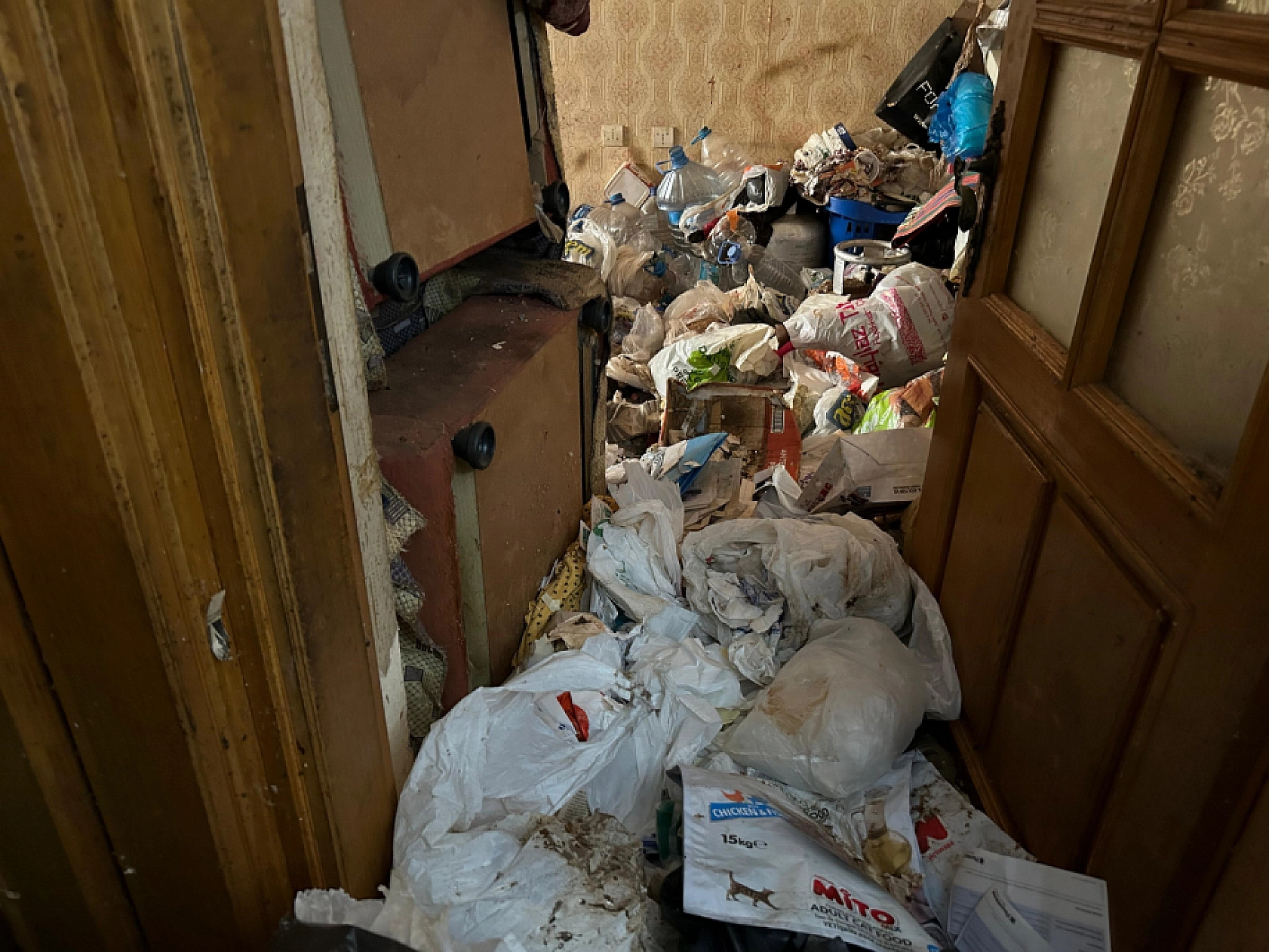 Evde 25 yıl boyunca çöp biriktirmişler