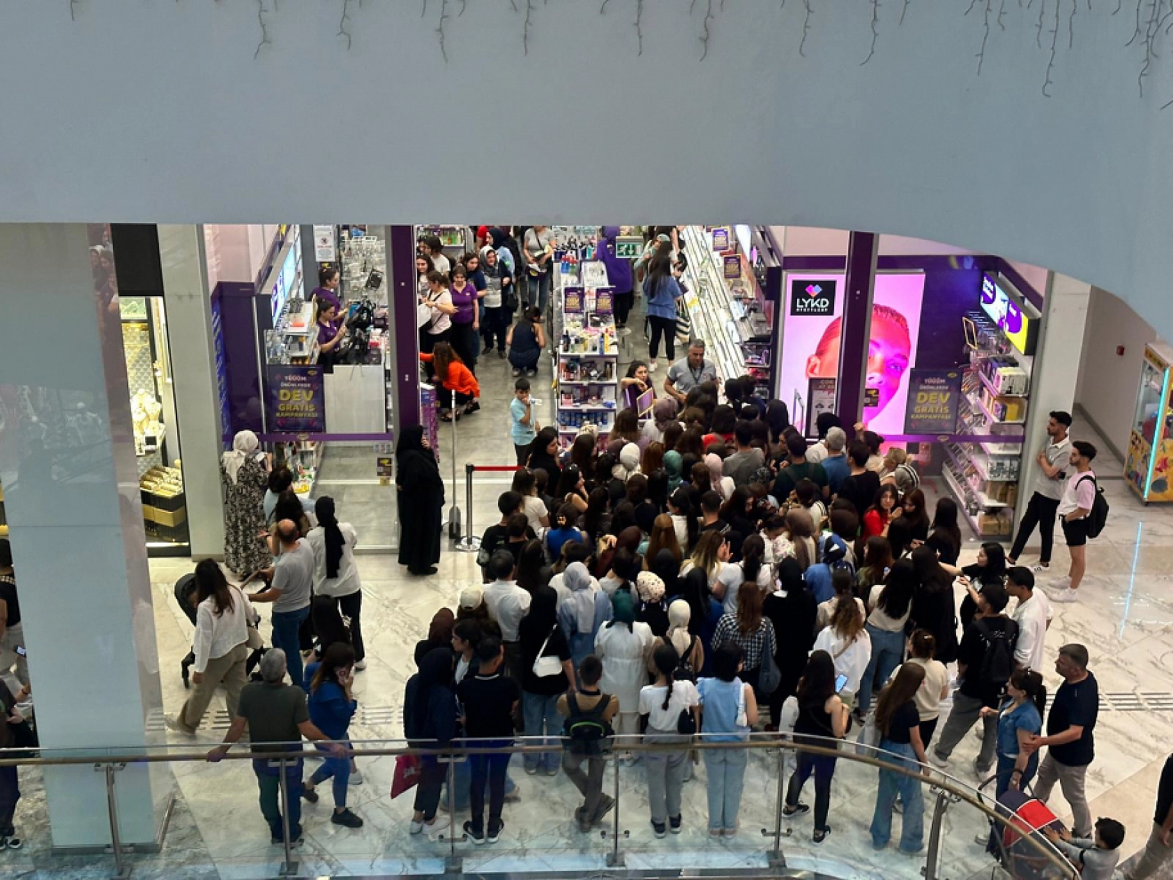 Elazığ'da Ulusal Bir Mağazanın Yaptığı Yüzde 70 İndirimi Duyan Gençler Kendilerini Kaybetti