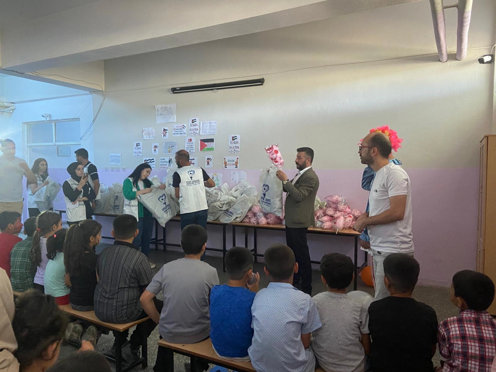 İyilik Çeşmesi Derneği'nden Mustafa Bilbay İlkokulu ve Ortaokulu Öğrencilerine Karne Hediyesi