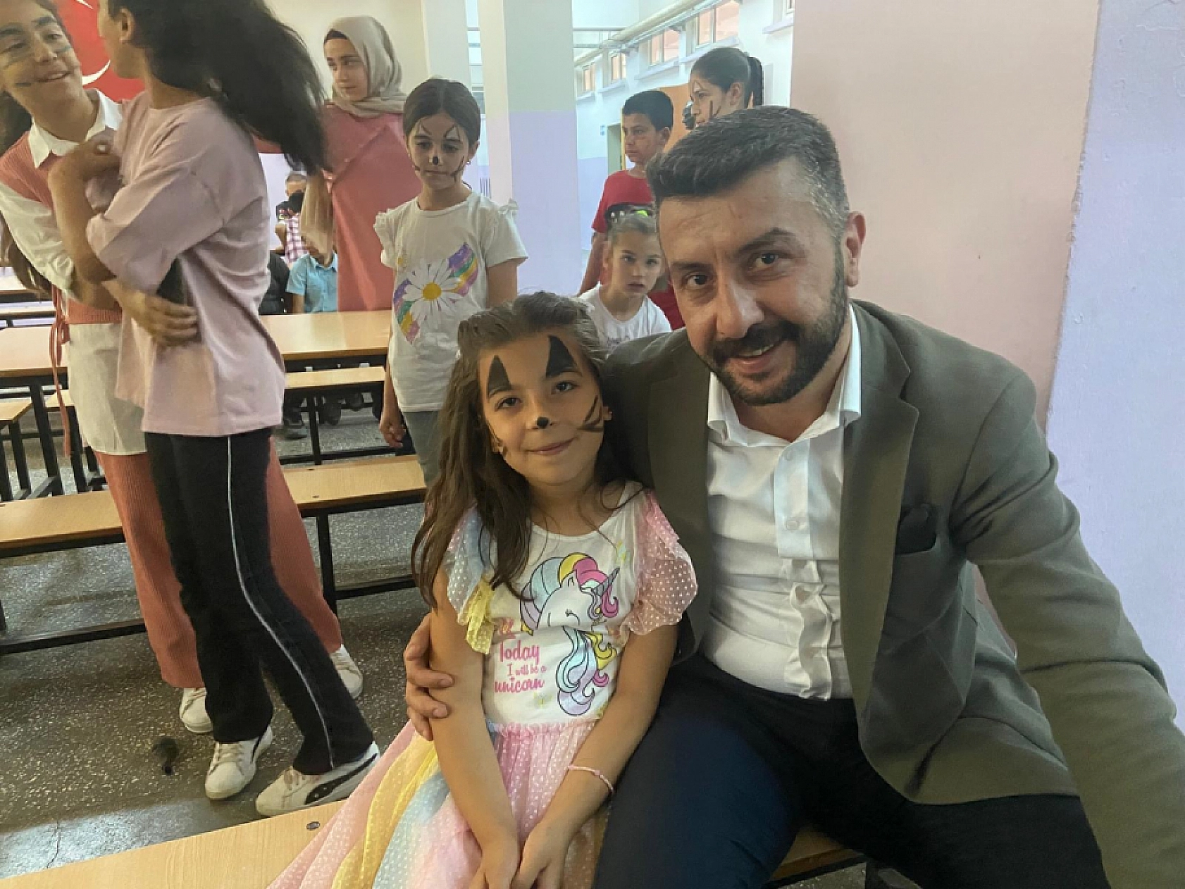 İyilik Çeşmesi Derneği'nden Mustafa Bilbay İlkokulu ve Ortaokulu Öğrencilerine Karne Hediyesi