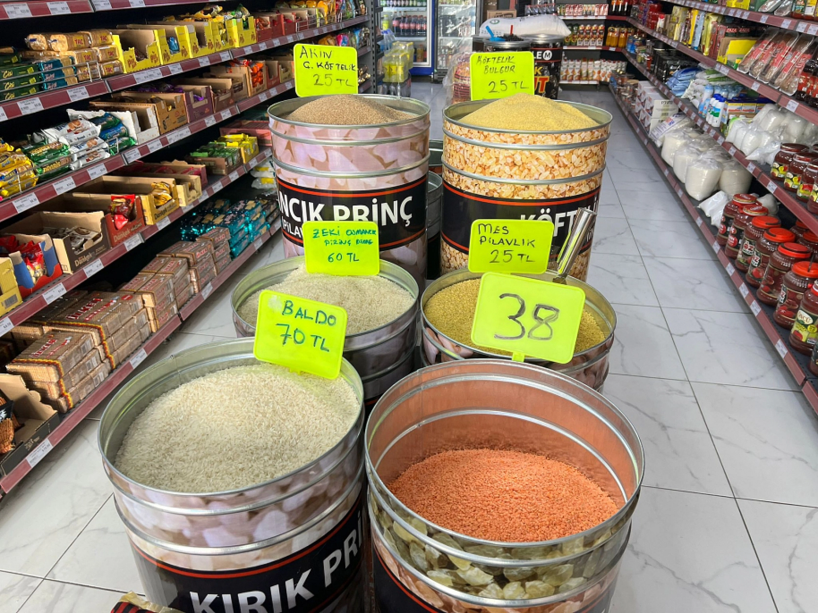 Elazığ'daki Bu Market Çıldırdı! İndirimleri Duyanlar Kapıda Kuyruk Olacak!