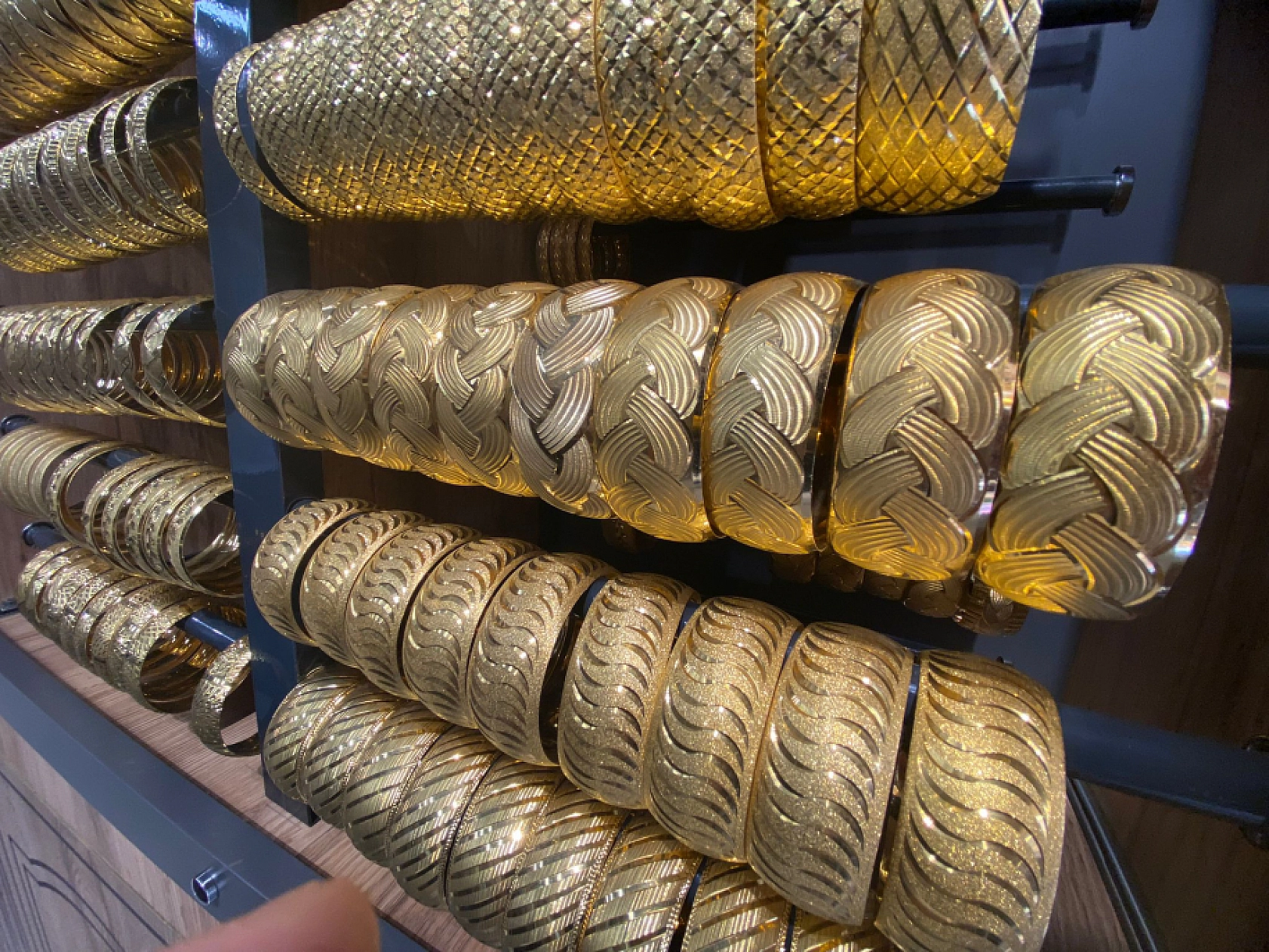 Elazığlılar Alamıyor, Sadece Bakıyor