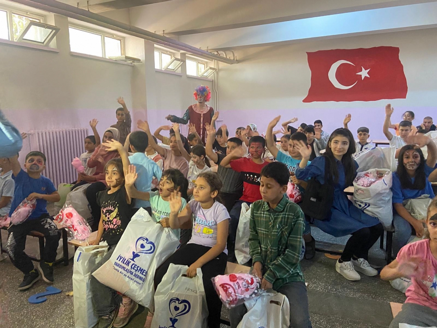 İyilik Çeşmesi Derneği'nden Mustafa Bilbay İlkokulu ve Ortaokulu Öğrencilerine Karne Hediyesi