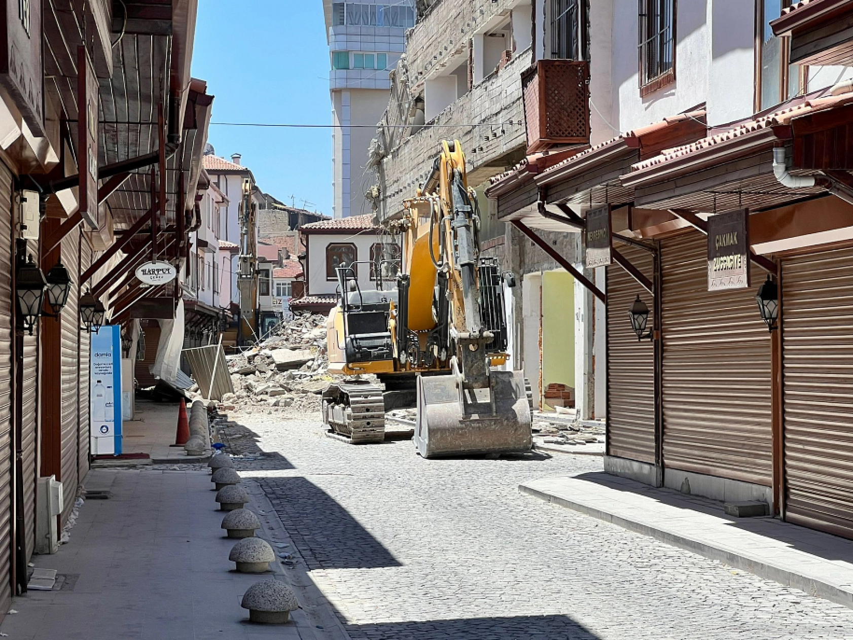 Elazığ'da O İş Merkezinin Yıkımına Başlandı