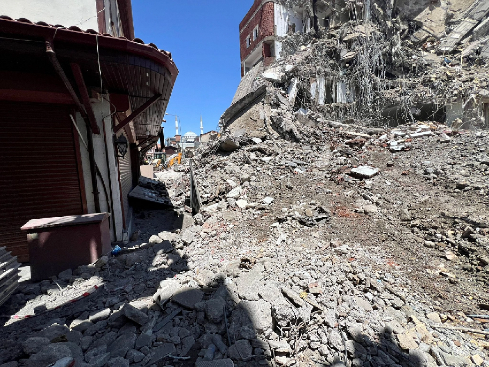 Elazığ'da O İş Merkezinin Yıkımına Başlandı