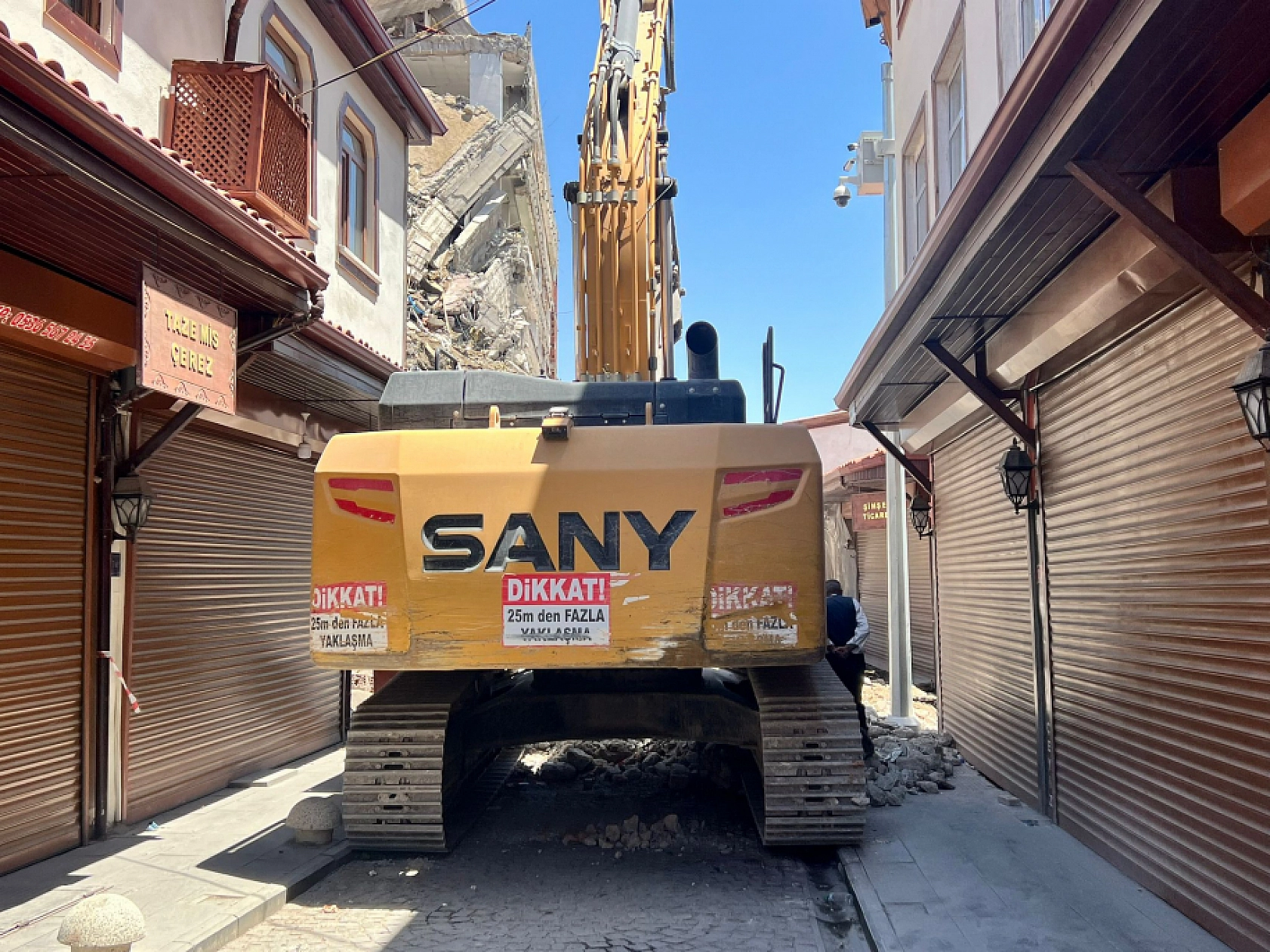 Elazığ'da O İş Merkezinin Yıkımına Başlandı