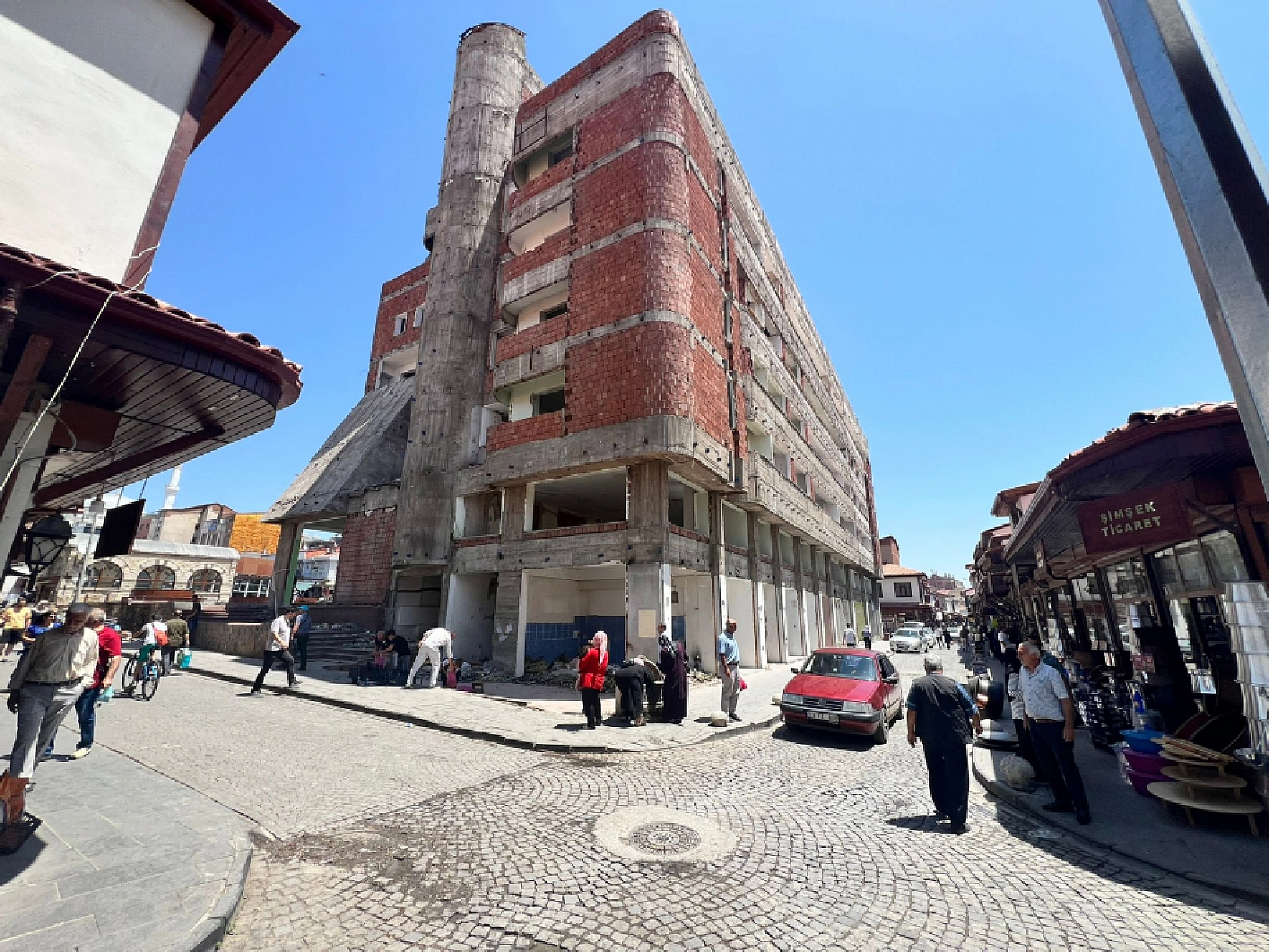 Elazığ'da O İş Merkezinin Yıkımına Başlandı