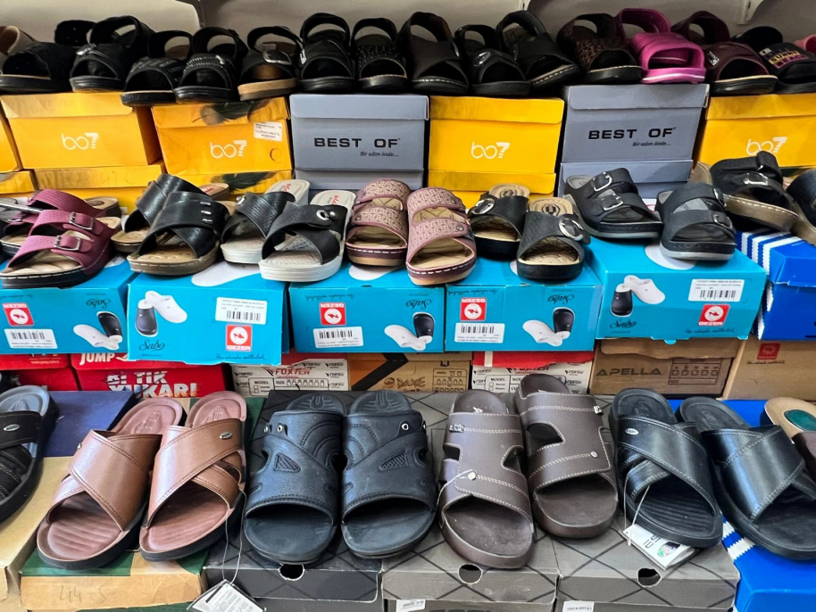 Elazığ'da Rengarenk Çeşitlileriyle Vitrinleri Süslüyorlar