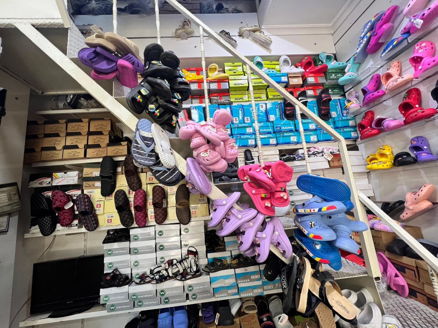 Elazığ'da Rengarenk Çeşitlileriyle Vitrinleri Süslüyorlar