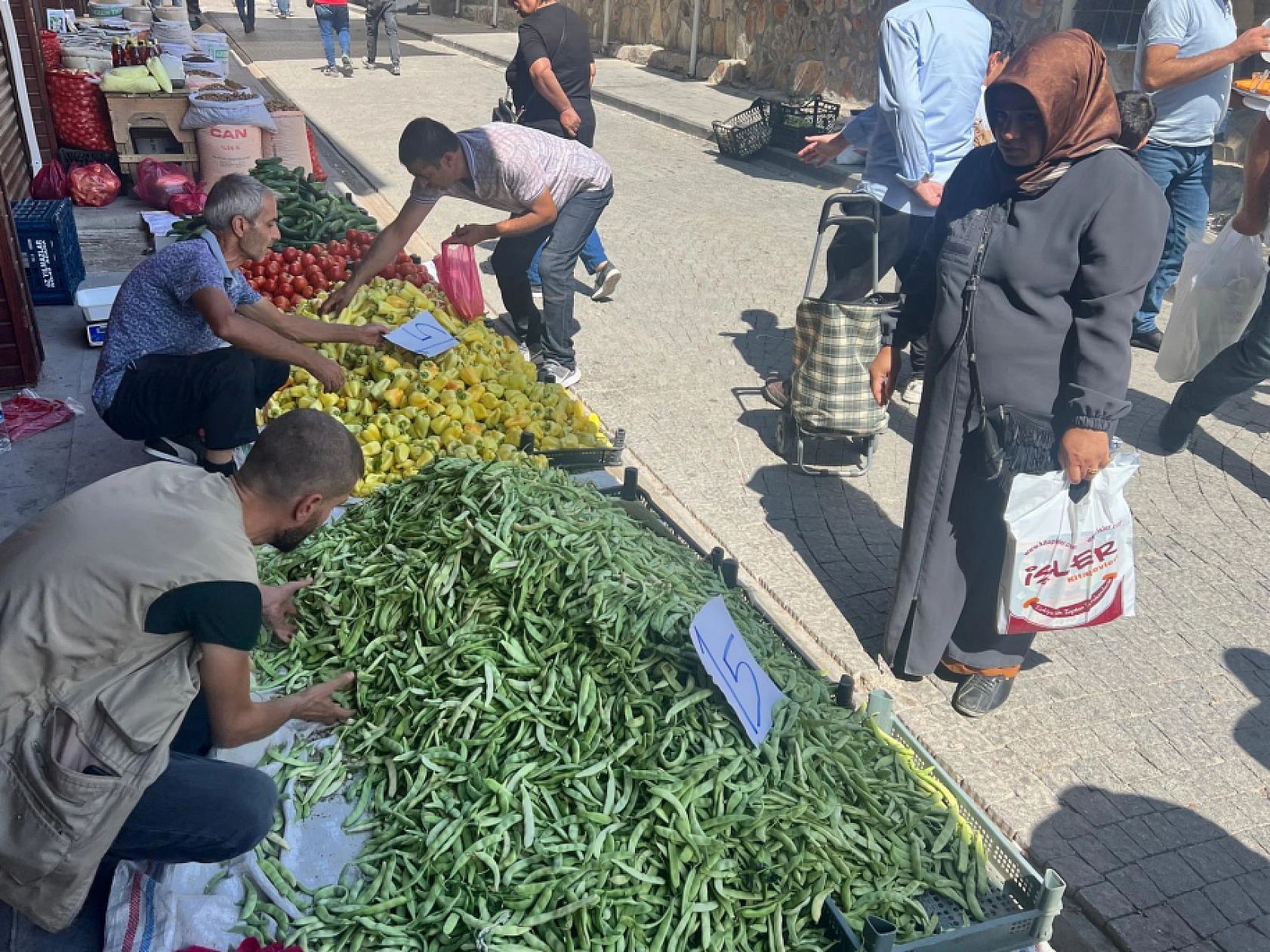 Elazığ'da kilosu 50 liradan 15 liraya düştü vatandaşlar kilolarca aldı