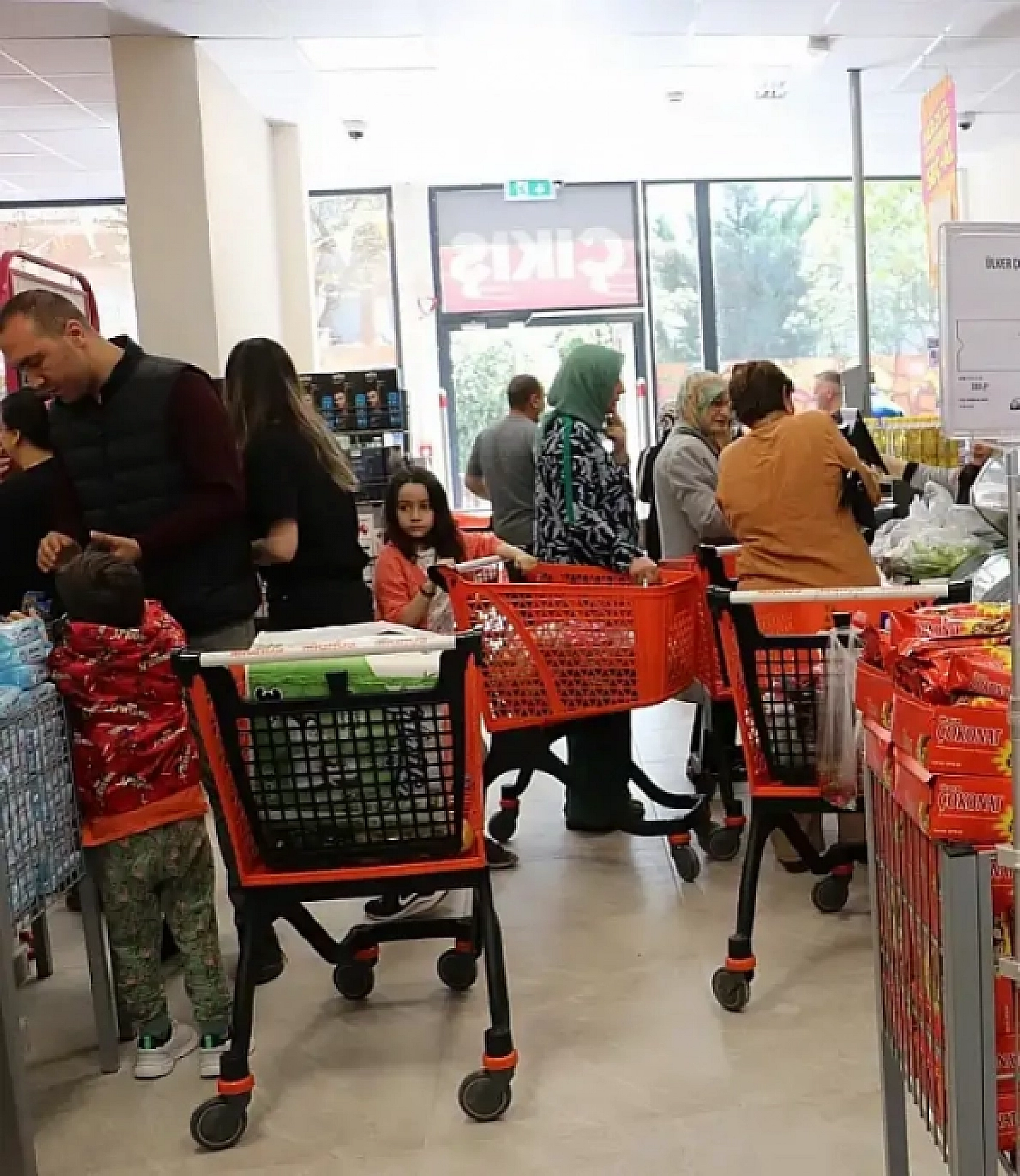 Elazığ'daki Bu Marketten Çılgın İndirimler: Uzun Kuyruklara Hazır Olun