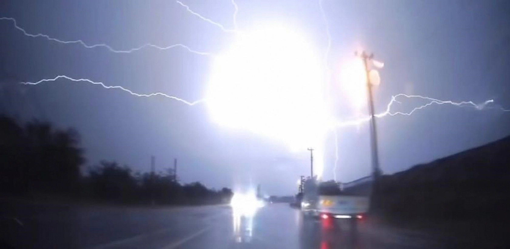 Elazığ'da Yıldırım Düşme Anı Kartpostallık Görüntüler Oluşturdu