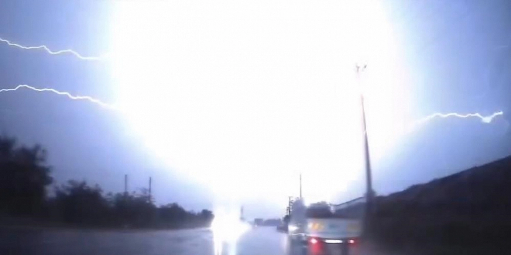 Elazığ'da Yıldırım Düşme Anı Kartpostallık Görüntüler Oluşturdu