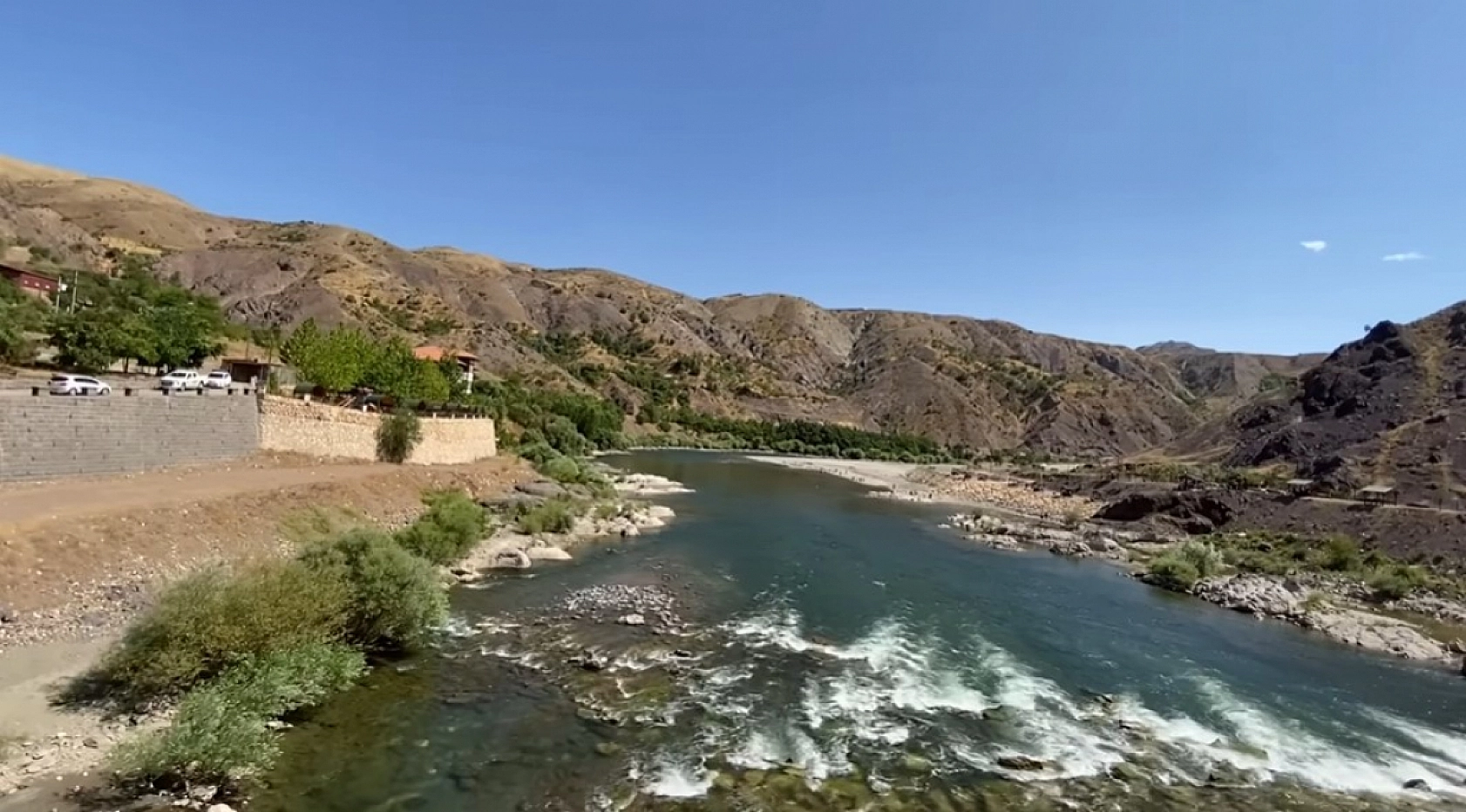 Burası Elazığ'a her yıl binlerce turist çekiyor! Resmen her derde deva… Merkeze 18 kilometre uzaklıkta 