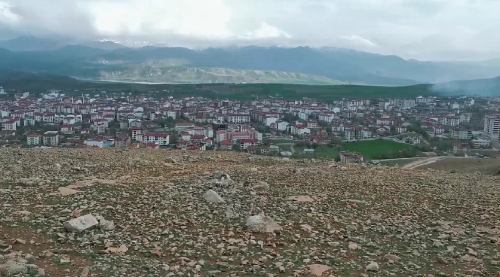 Elazığ'da 700 metrelik dağın içinden gökyüzü görünüyor! Birçok Elazığlı burayı bilmiyor