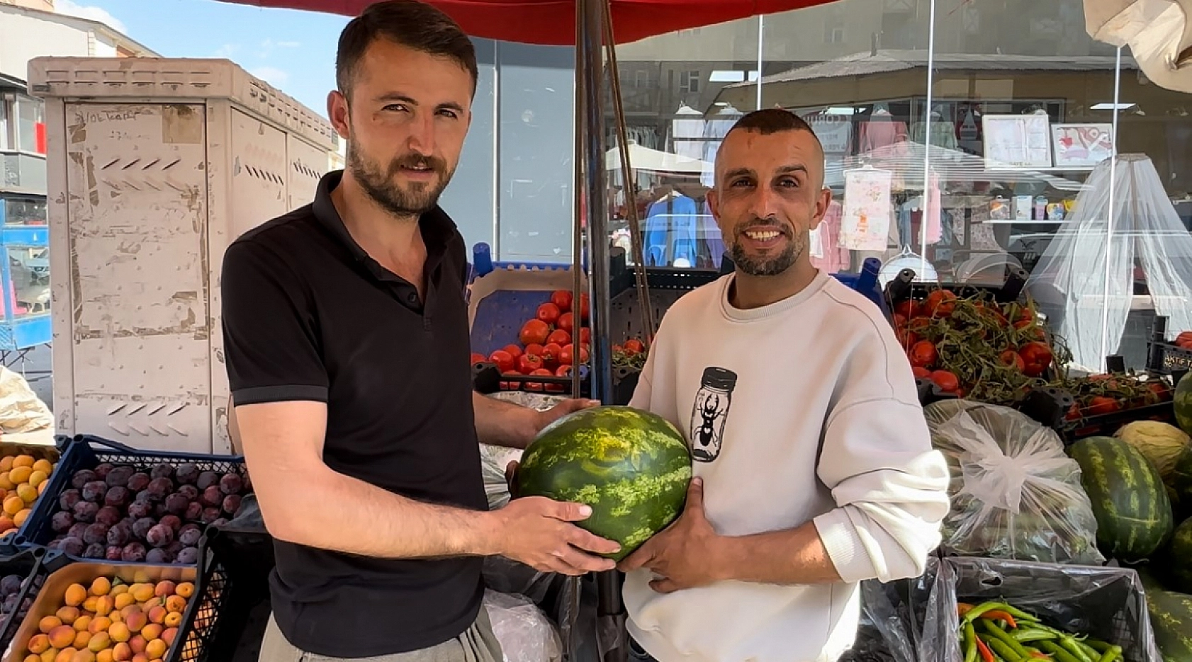 Tüm Teklifleri Elinin Tersiyle İtti Karpuzun Üzerinde Yazan Yazıya Bakınca Manava Hak Veriyorlar