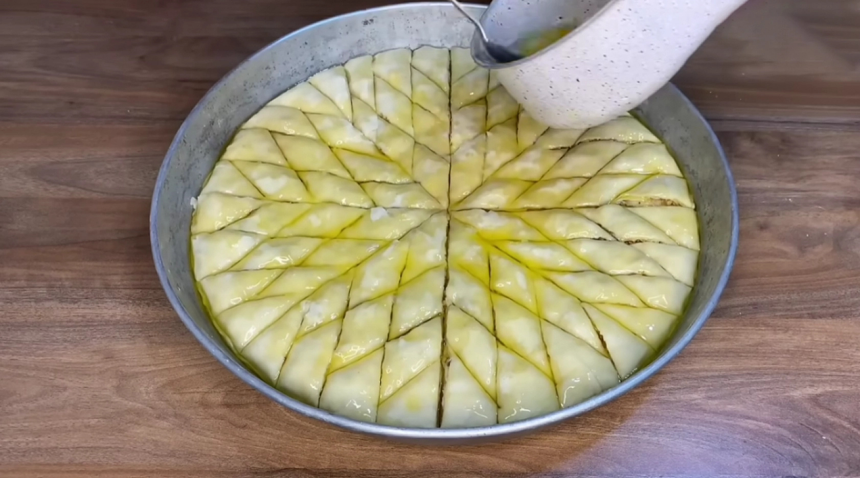 Elazığlı ev hanımları baklavayı bu tarifle çıtır çıtır yapıyor… Püf noktalarına şaşıracaksınız