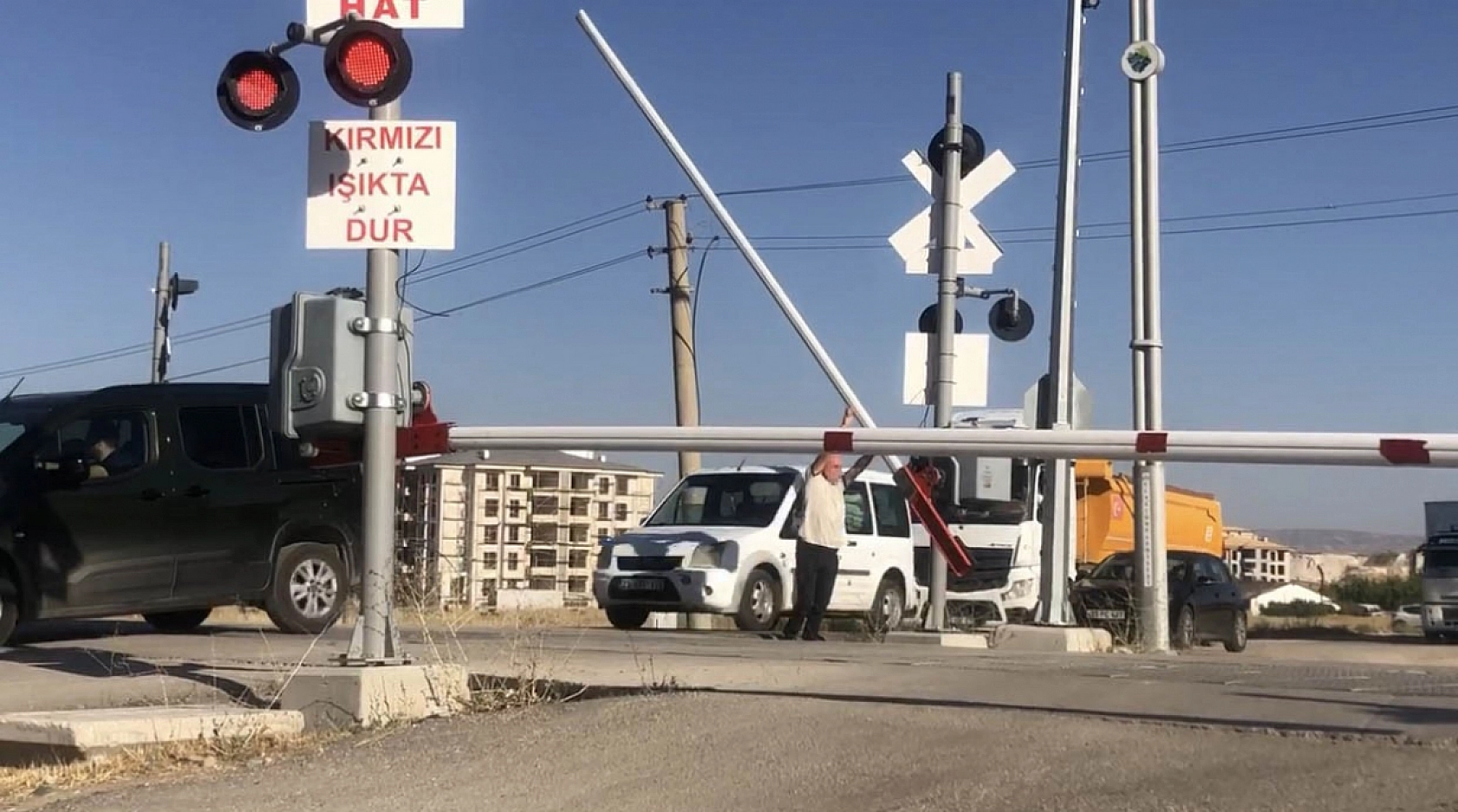 Elazığ'da ölümle burun buruna: Bariyerleri hiçe saydılar