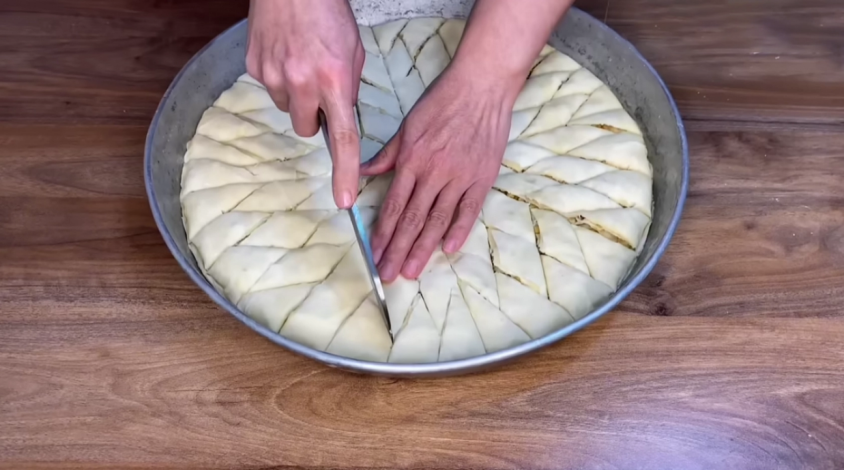 Elazığlı ev hanımları baklavayı bu tarifle çıtır çıtır yapıyor… Püf noktalarına şaşıracaksınız